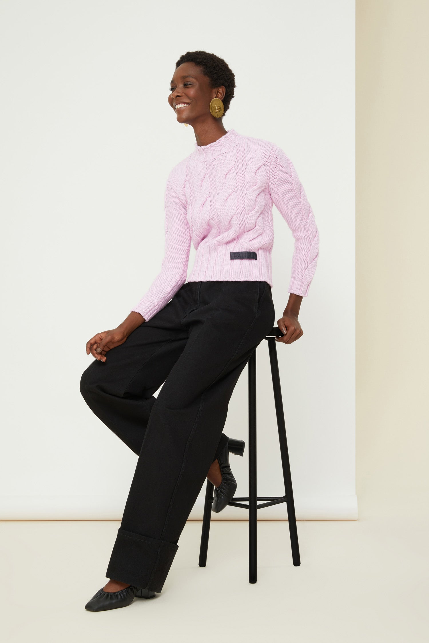 Patou - Pull à torsades en laine - Lilac - Le pull torsadé joue la carte de la modernité.Pull à torsades en laine mérinos lilas. Coupe courte et manches trois-quarts. Bordures côtelées au col, aux poignets et à la taille. Étiquette Patou brodée.
