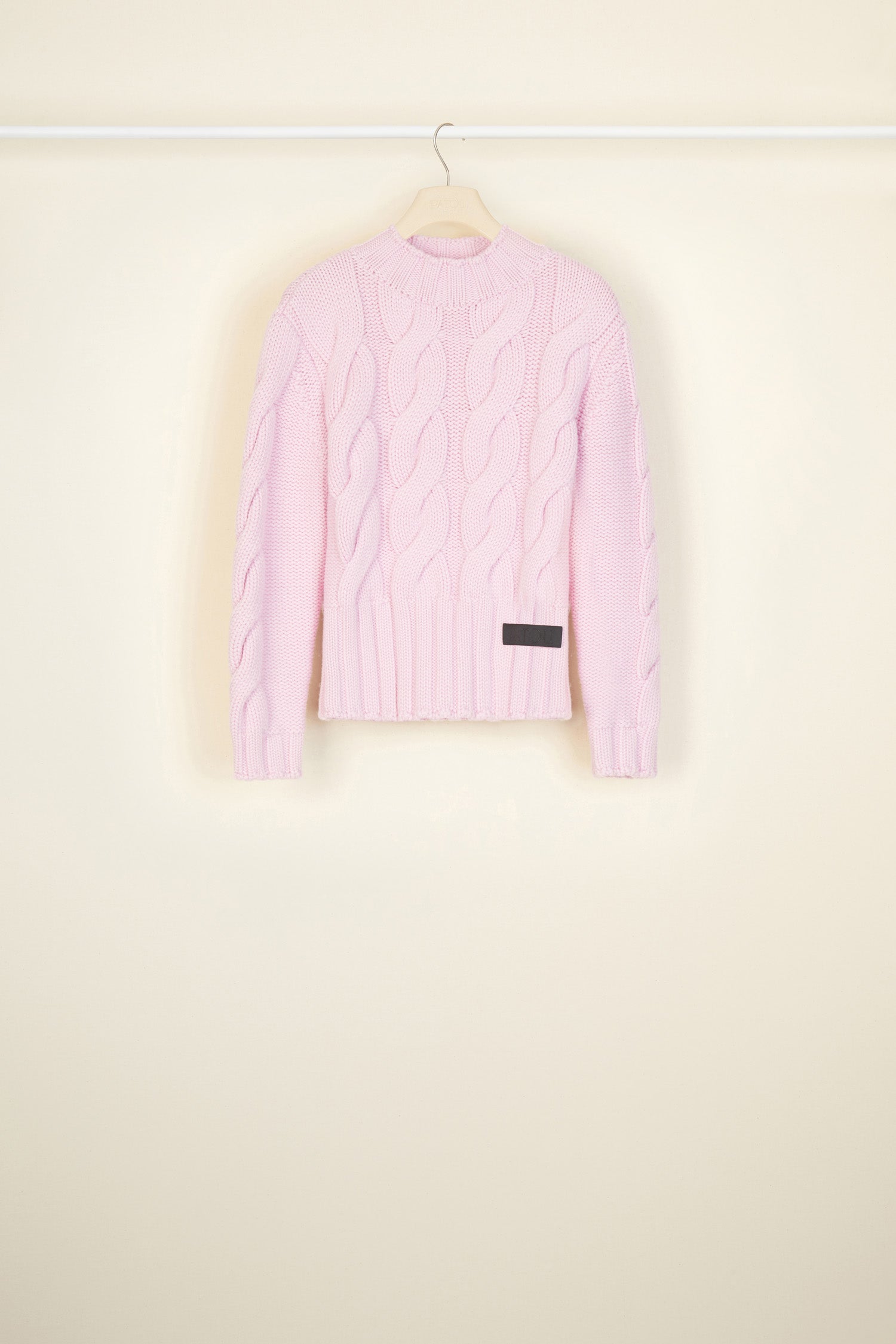 Patou - Pull à torsades en laine - Lilac - Le pull torsadé joue la carte de la modernité.Pull à torsades en laine mérinos lilas. Coupe courte et manches trois-quarts. Bordures côtelées au col, aux poignets et à la taille. Étiquette Patou brodée.