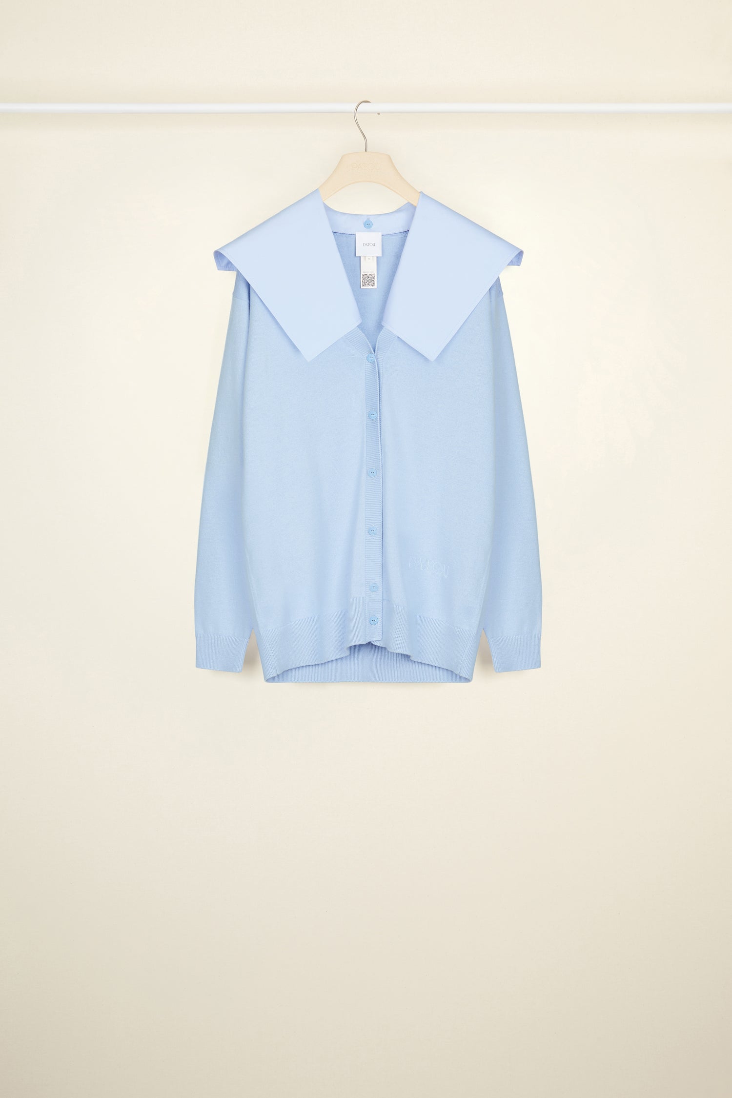 Patou - Oversize-Cardigan aus recycelter Wolle mit abnehmbarem Kragen - Sky Blue - Segeln Sie mit großem Stil auf den Meeren von Patou.  Cardigan aus recycelter Wolle in Himmelblau. Matrosenkragen aus Bio-Baumwolle in Himmelblau, der hinten mit einem einzelnen Knopf befestigt wird. V-Ausschnitt. Vorne durchgehend geknöpft. Rippung an Kragen und Taille.