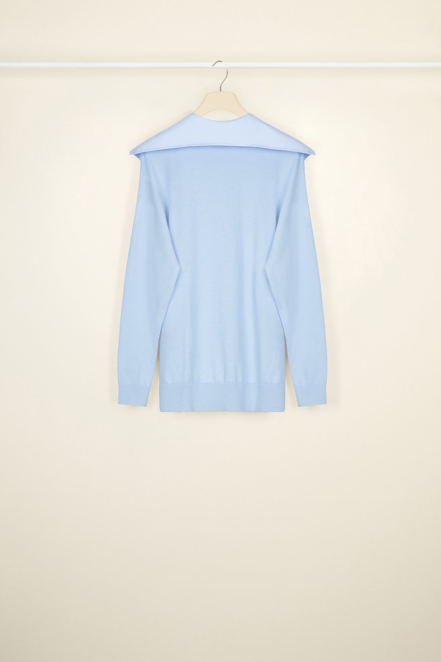 Patou - Oversize-Cardigan aus recycelter Wolle mit abnehmbarem Kragen - Sky Blue - Segeln Sie mit großem Stil auf den Meeren von Patou.  Cardigan aus recycelter Wolle in Himmelblau. Matrosenkragen aus Bio-Baumwolle in Himmelblau, der hinten mit einem einzelnen Knopf befestigt wird. V-Ausschnitt. Vorne durchgehend geknöpft. Rippung an Kragen und Taille.