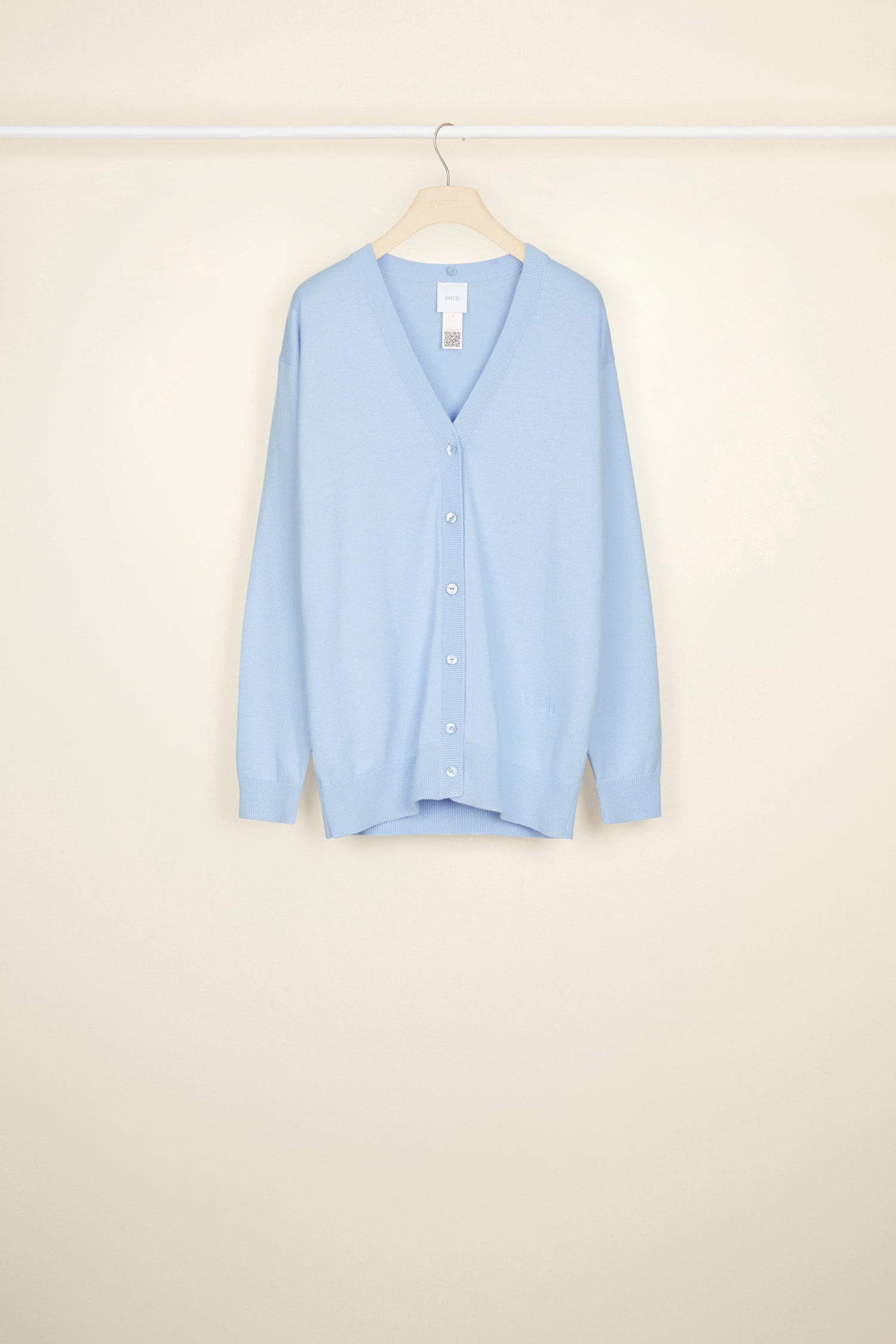 Patou - Oversize-Cardigan aus recycelter Wolle mit abnehmbarem Kragen - Sky Blue - Segeln Sie mit großem Stil auf den Meeren von Patou.  Cardigan aus recycelter Wolle in Himmelblau. Matrosenkragen aus Bio-Baumwolle in Himmelblau, der hinten mit einem einzelnen Knopf befestigt wird. V-Ausschnitt. Vorne durchgehend geknöpft. Rippung an Kragen und Taille.