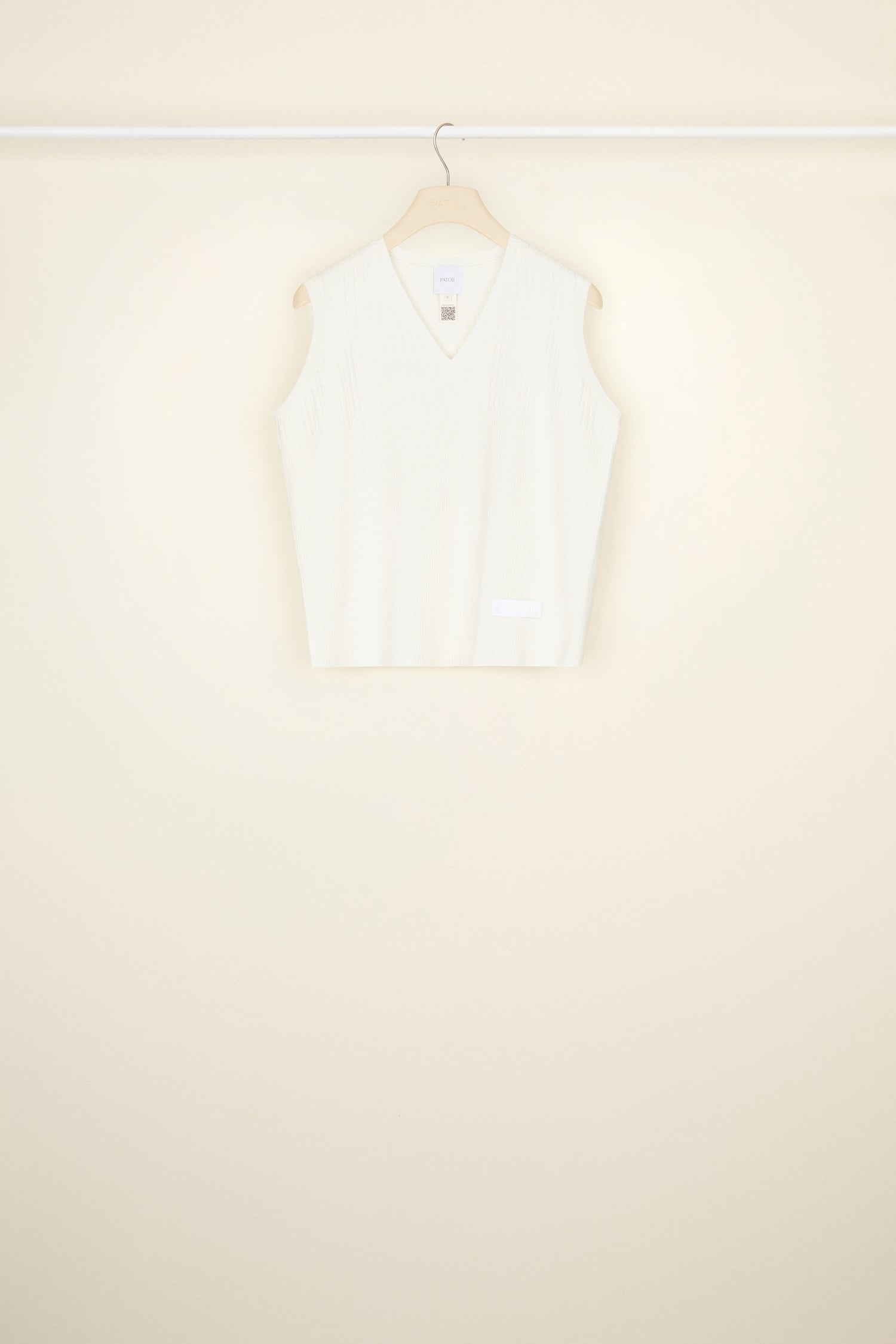 Patou - Maglione smanicato in misto lana ecosostenibile - White - Intreccio, versione 2.0.Maglione in misto lana ecosostenibile bianco. Modello smanicato. Dettagli d’intreccio sulla parte superiore. Scollo a V. Etichette Patou bianca ricamata sul fronte.