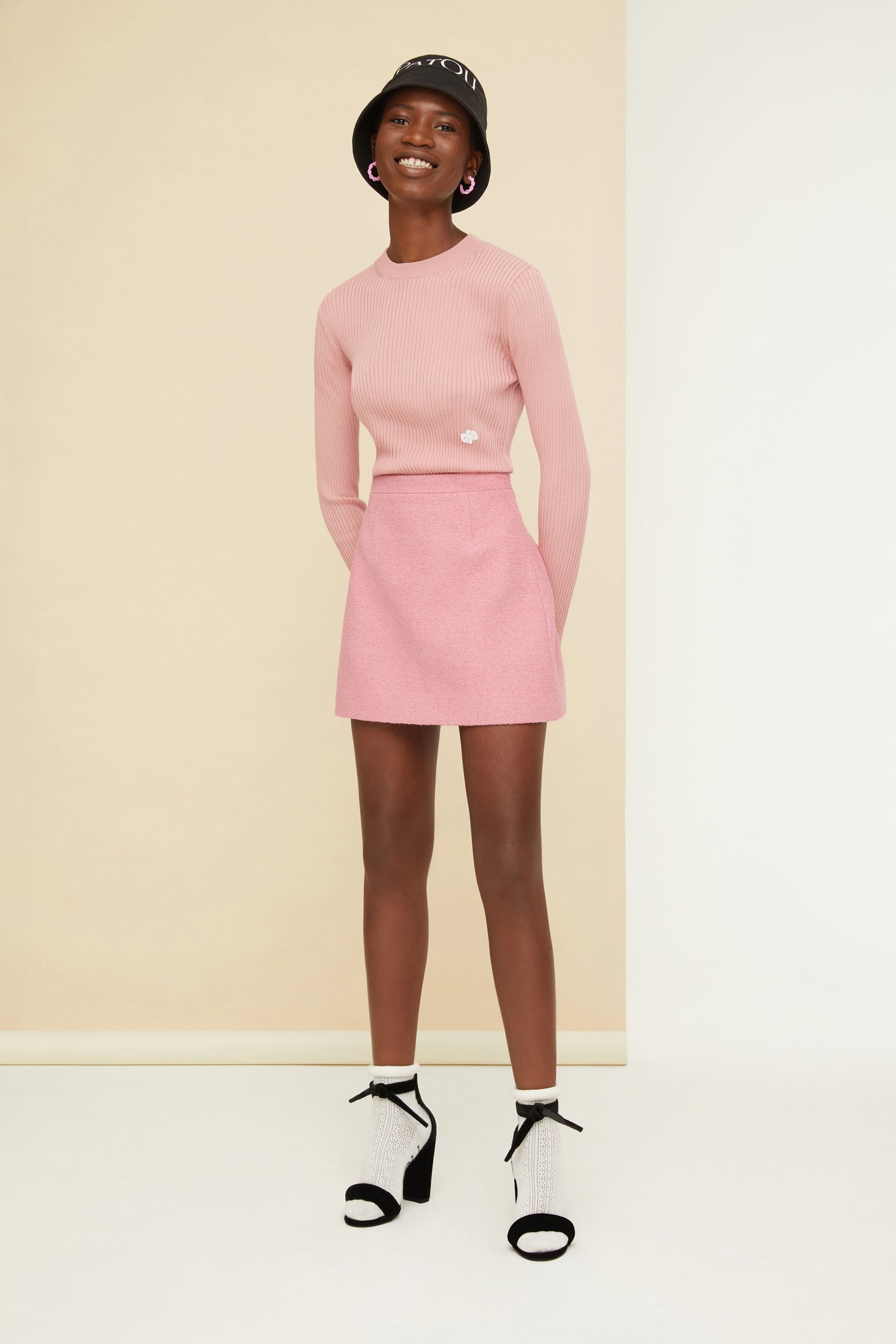 Patou - Maglia a coste in cotone bio - Antique Pink - Lo strato perfetto dei total look Patou.Maglia in cotone bio rosa antico. Silhouette aderente. Maglia a coste. Collo rotondo. Maniche lunghe con polsini svasati. Logo JP nero ricamato sul fronte.