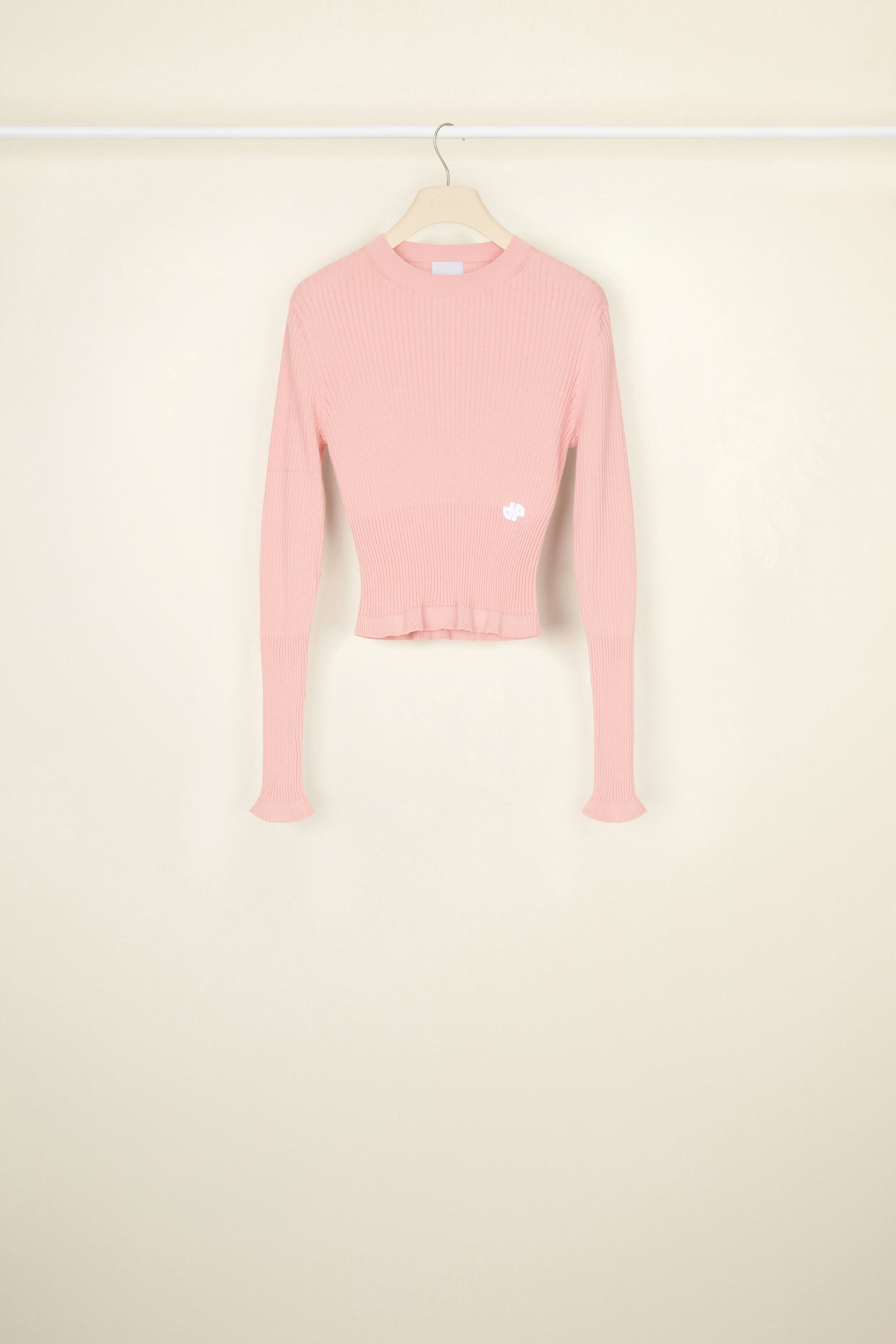 Patou - Maglia a coste in cotone bio - Antique Pink - Lo strato perfetto dei total look Patou.Maglia in cotone bio rosa antico. Silhouette aderente. Maglia a coste. Collo rotondo. Maniche lunghe con polsini svasati. Logo JP nero ricamato sul fronte.