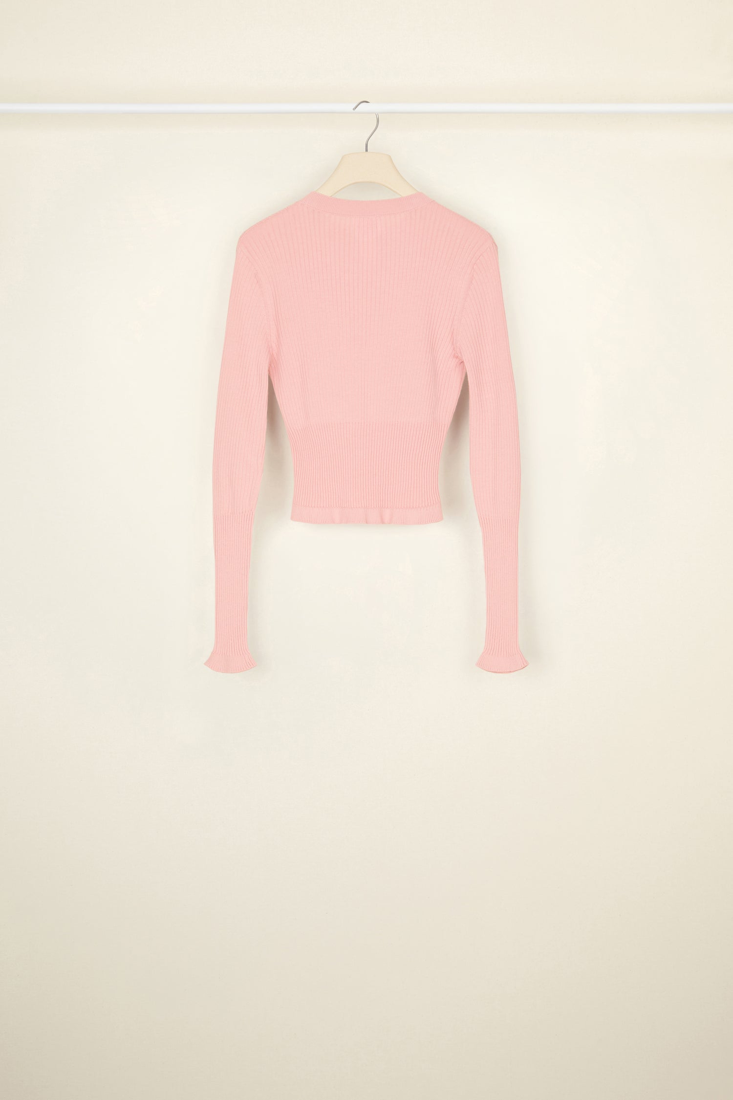 Patou - Maglia a coste in cotone bio - Antique Pink - Lo strato perfetto dei total look Patou.Maglia in cotone bio rosa antico. Silhouette aderente. Maglia a coste. Collo rotondo. Maniche lunghe con polsini svasati. Logo JP nero ricamato sul fronte.