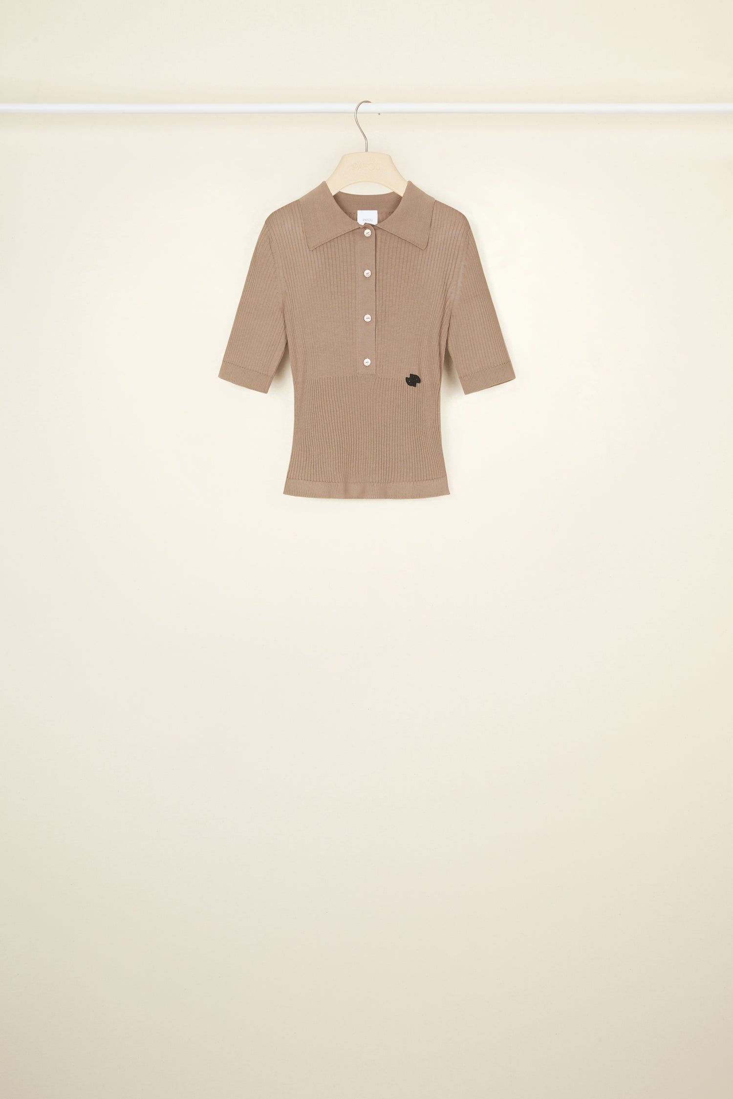 Patou - Polo en maille de coton bio - Parchment - Le polo Patou, on l’aime avec tout.Polo en coton bio beige parchemin. Modèle côtelé soulignant la taille. Col polo avec boutons gravés JP. Manches courtes. Logo JP noir brodé à l’avant.