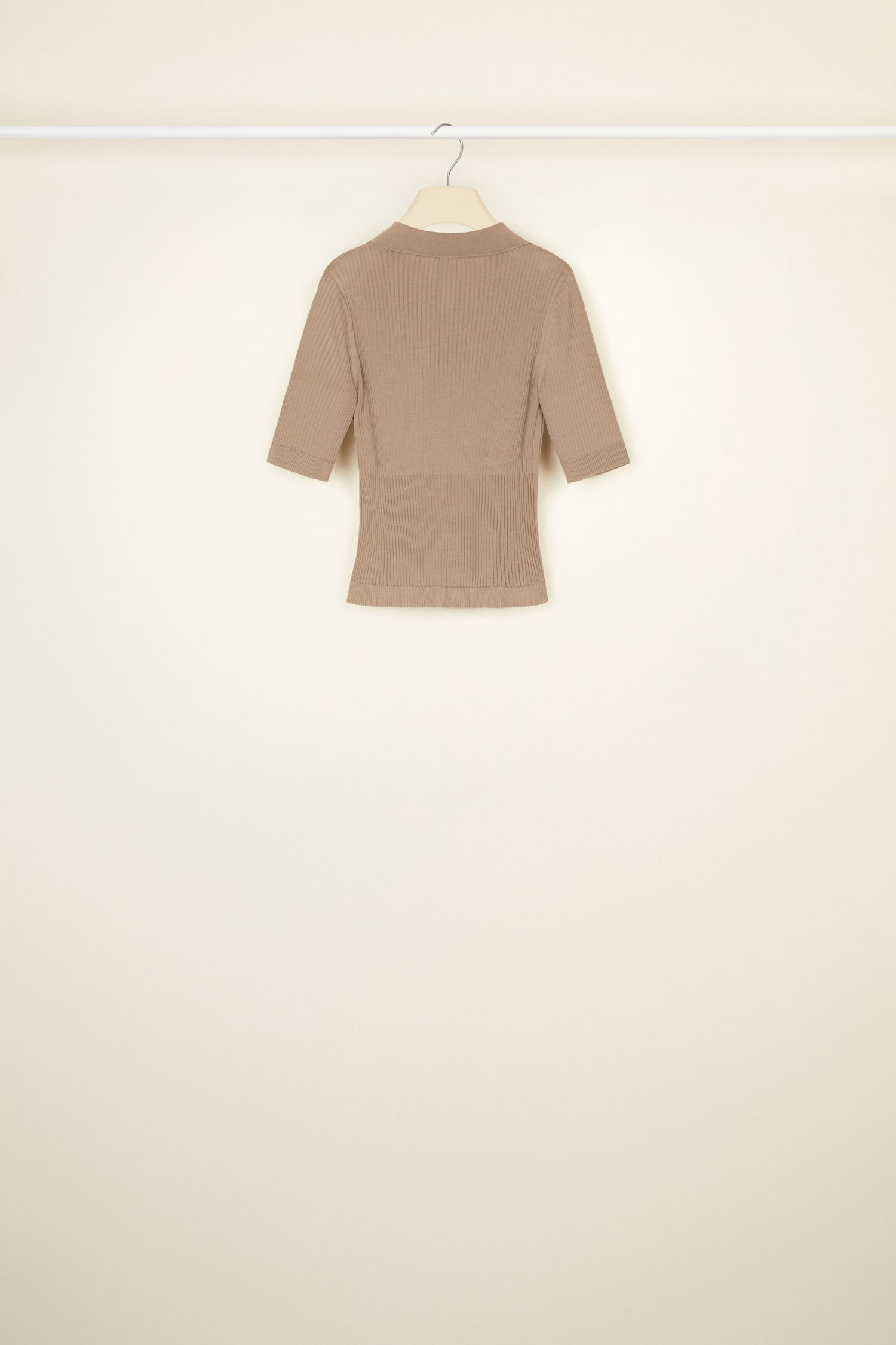 Patou - Polo en maille de coton bio - Parchment - Le polo Patou, on l’aime avec tout.Polo en coton bio beige parchemin. Modèle côtelé soulignant la taille. Col polo avec boutons gravés JP. Manches courtes. Logo JP noir brodé à l’avant.