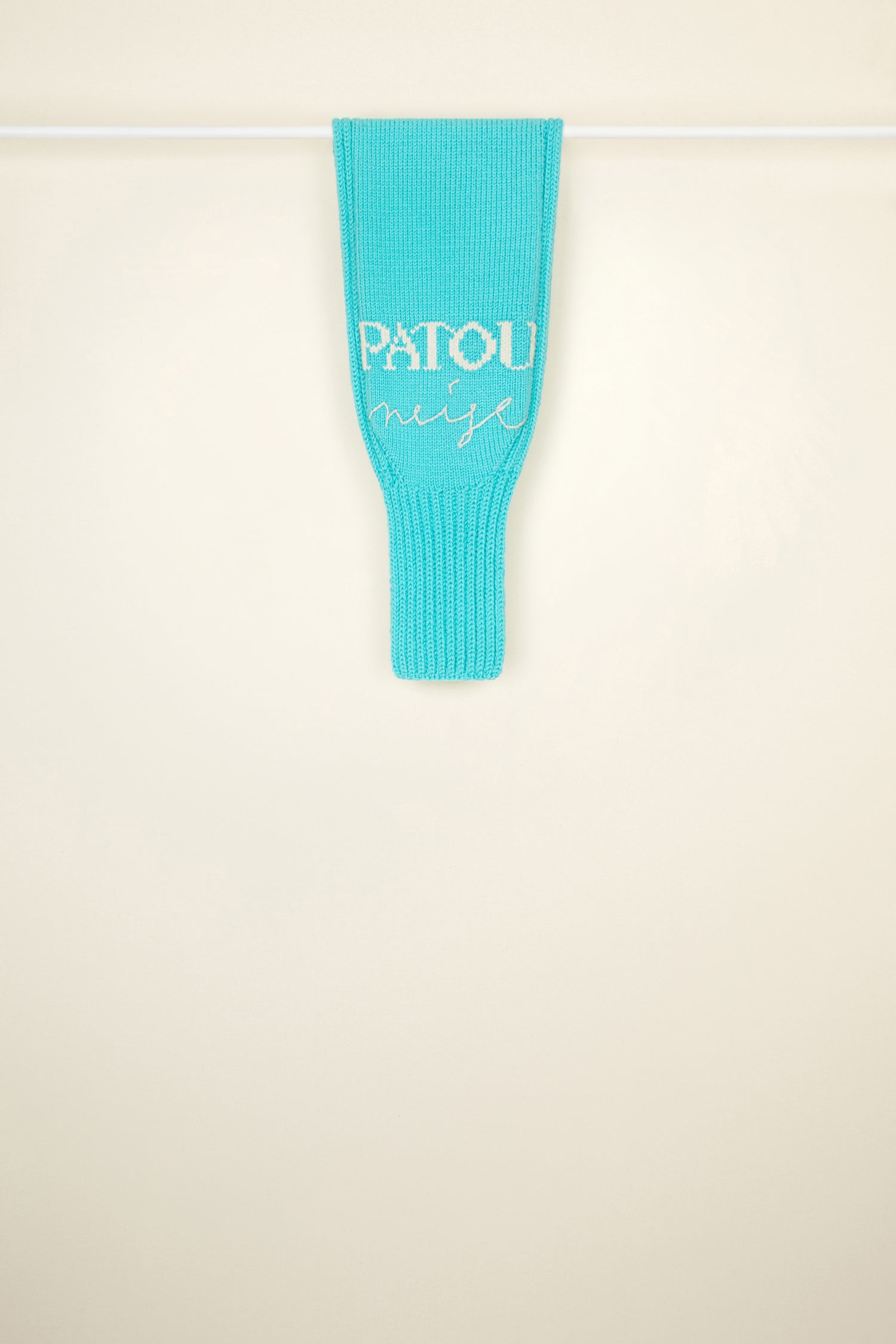 Patou - Écharpe en laine Patou Neige - Blue - La parfaite Patou-che finale.Écharpe en laine vierge bleue. Modèle de la collection Patou Neige. Tricotée à la main. Logo Patou Neige brodé blanc. Monogramme JP brodé noir.