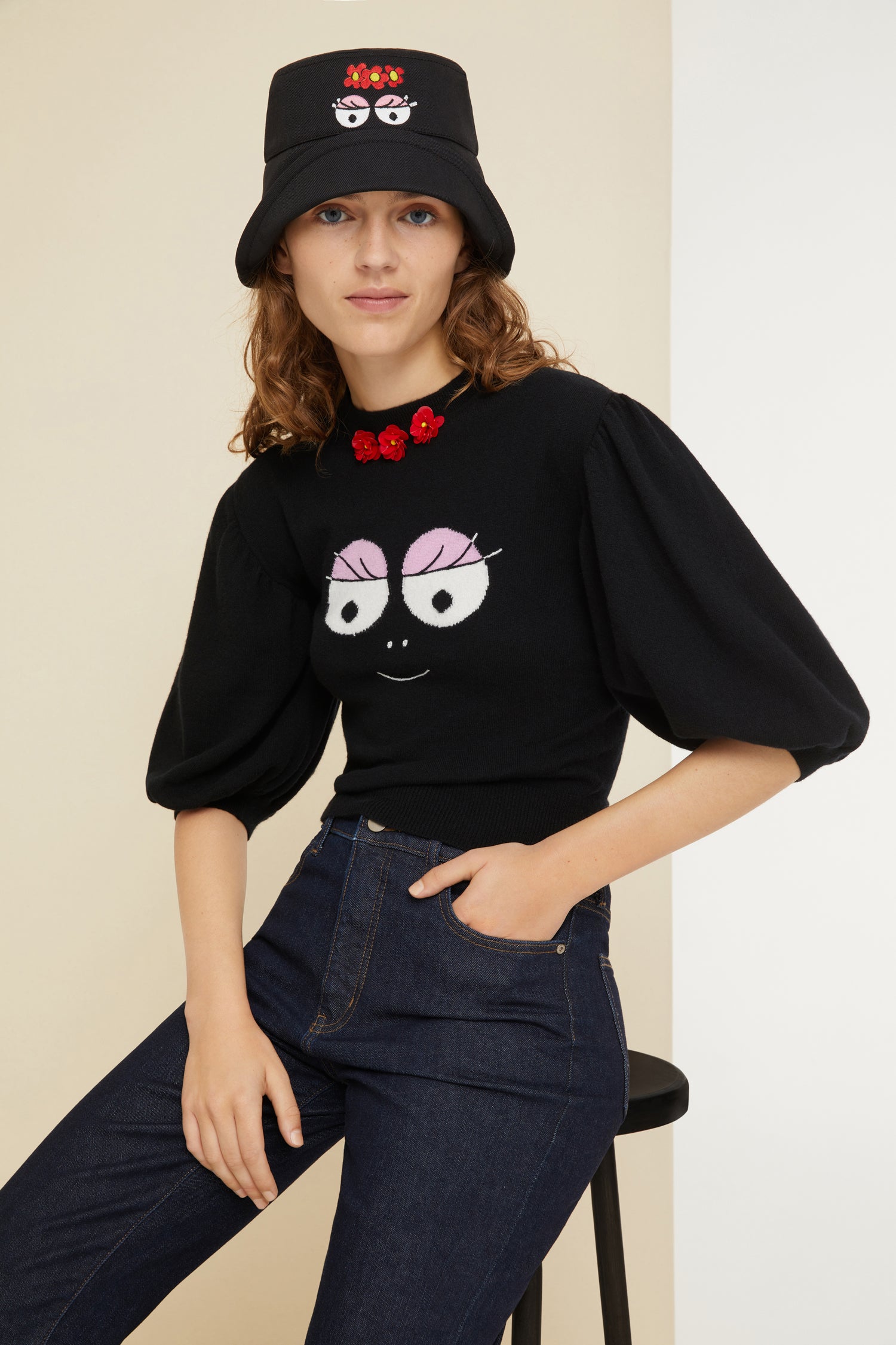 Patou - Barbamama 크롭 점퍼 - Black - 크롭 기장에 장식 요소를 더한 Barbapatou 컬렉션 니트웨어.  블랙 컬러의 점퍼. Barbapapa와의 특별한 콜라보레이션으로 탄생한 Barbapatou 캡슐 컬렉션 아이템. 앞면의 자수 디테일, 인타르시아 바바마마(Barbamama) 얼굴 장식. 네크라인의 입체적인 플라워 장식. 크루넥 디자인. 어깨 부분에 루싱 주름을 넣은 크롭 슬리브.