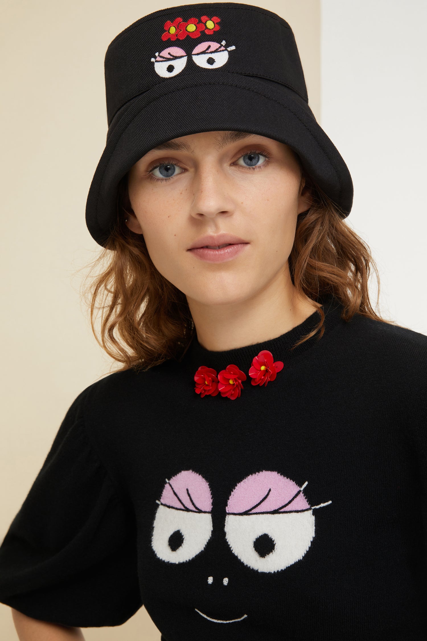 Patou - Barbamama 크롭 점퍼 - Black - 크롭 기장에 장식 요소를 더한 Barbapatou 컬렉션 니트웨어.  블랙 컬러의 점퍼. Barbapapa와의 특별한 콜라보레이션으로 탄생한 Barbapatou 캡슐 컬렉션 아이템. 앞면의 자수 디테일, 인타르시아 바바마마(Barbamama) 얼굴 장식. 네크라인의 입체적인 플라워 장식. 크루넥 디자인. 어깨 부분에 루싱 주름을 넣은 크롭 슬리브.