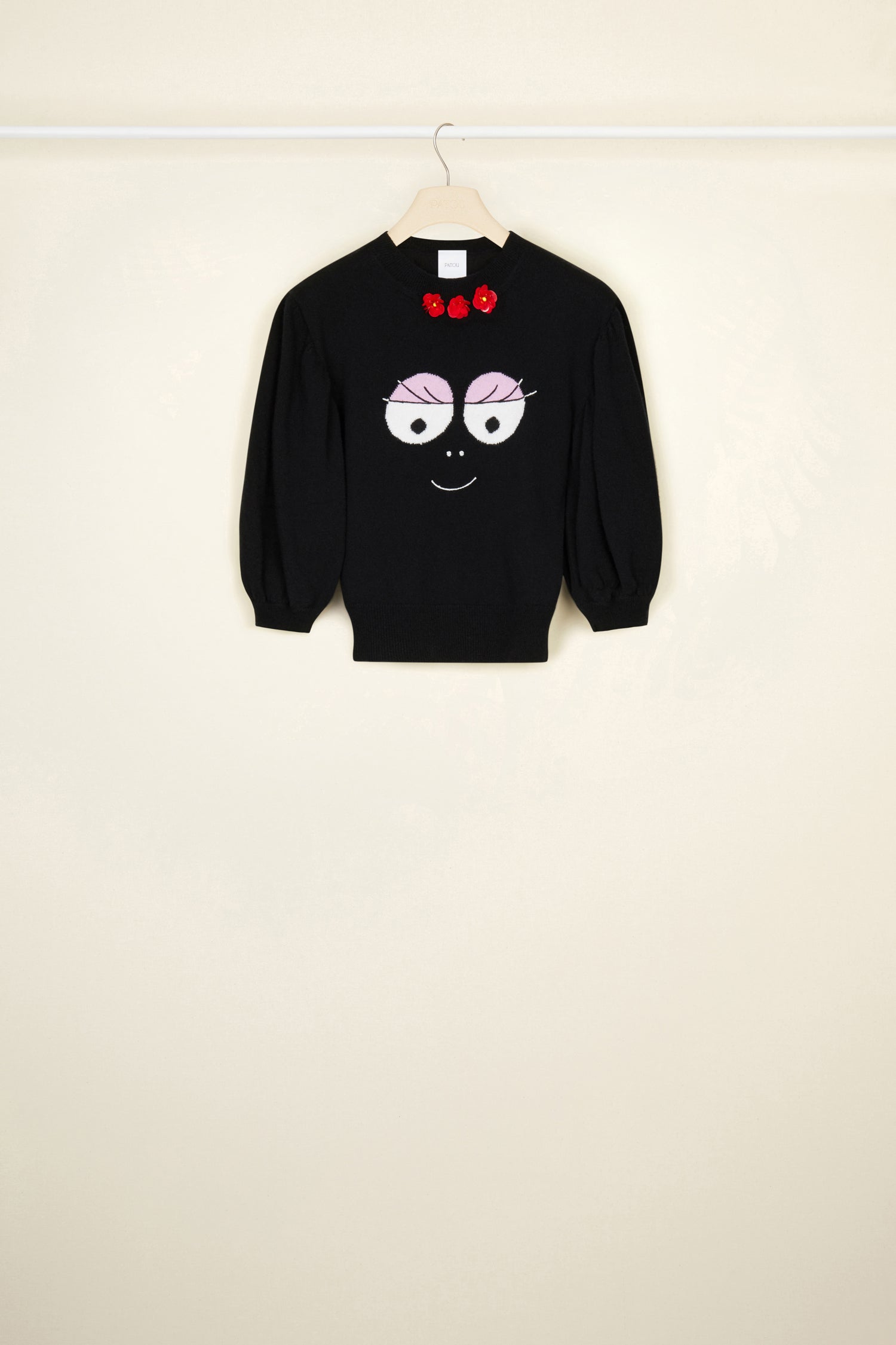 Patou - Barbamama 크롭 점퍼 - Black - 크롭 기장에 장식 요소를 더한 Barbapatou 컬렉션 니트웨어.  블랙 컬러의 점퍼. Barbapapa와의 특별한 콜라보레이션으로 탄생한 Barbapatou 캡슐 컬렉션 아이템. 앞면의 자수 디테일, 인타르시아 바바마마(Barbamama) 얼굴 장식. 네크라인의 입체적인 플라워 장식. 크루넥 디자인. 어깨 부분에 루싱 주름을 넣은 크롭 슬리브.