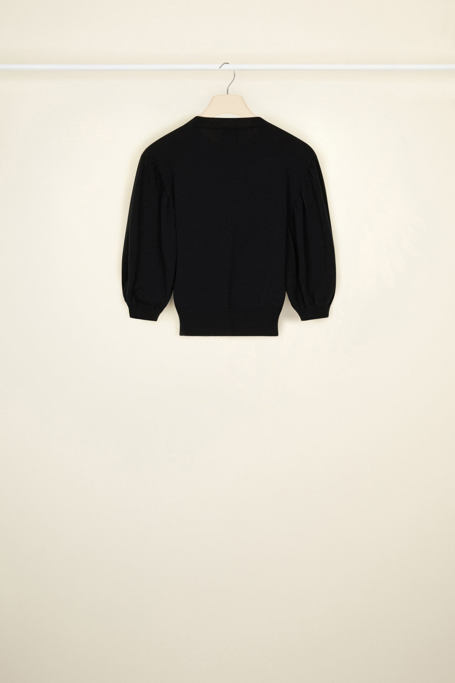 Patou - Barbamama 크롭 점퍼 - Black - 크롭 기장에 장식 요소를 더한 Barbapatou 컬렉션 니트웨어.  블랙 컬러의 점퍼. Barbapapa와의 특별한 콜라보레이션으로 탄생한 Barbapatou 캡슐 컬렉션 아이템. 앞면의 자수 디테일, 인타르시아 바바마마(Barbamama) 얼굴 장식. 네크라인의 입체적인 플라워 장식. 크루넥 디자인. 어깨 부분에 루싱 주름을 넣은 크롭 슬리브.