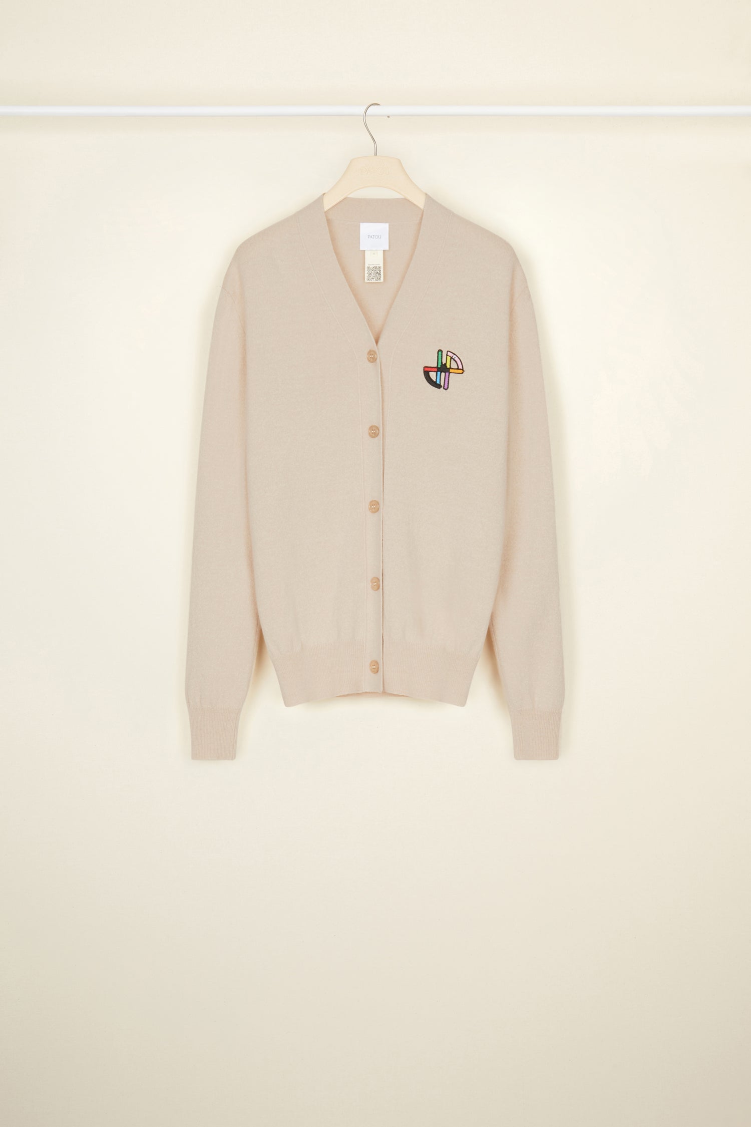 Patou - JP バーバパパ ウールカーディガン - Parchment - JPにバーバパパをアレンジ。  パーチメントベージュのウール製カーディガン。バーバパパとの特別なコラボレーションから誕生したバーバパトゥ カプセルコレクションの作品。リラックス シルエット。Vネックライン。フロントにボタン留め。新デザインのJPモノグラムとバーバパパのキャラクター。袖口とウエストにリブ。ユニセックスクーペ （男性用はワンサイズ上をお選ください）。