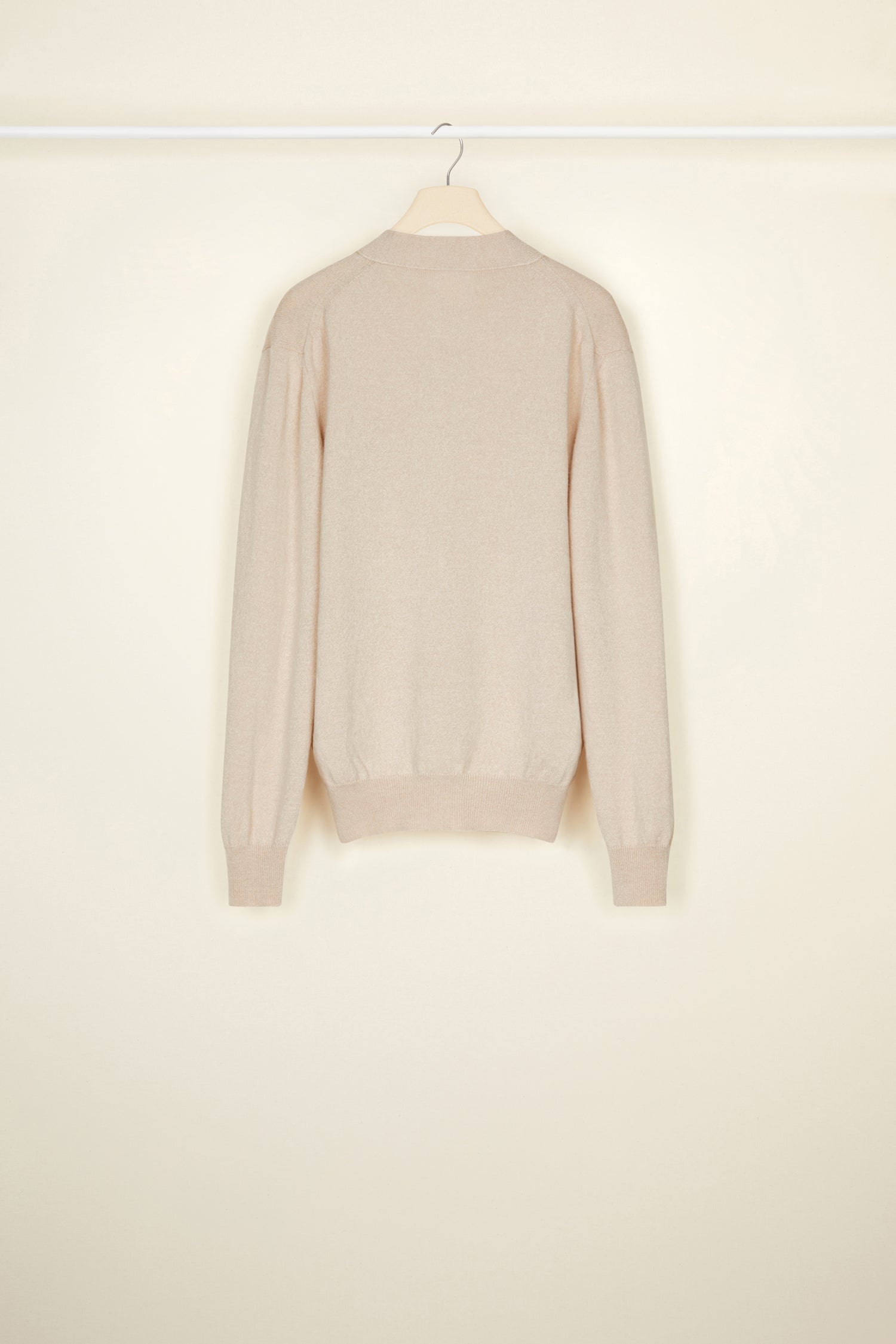 Patou - JP バーバパパ ウールカーディガン - Parchment - JPにバーバパパをアレンジ。  パーチメントベージュのウール製カーディガン。バーバパパとの特別なコラボレーションから誕生したバーバパトゥ カプセルコレクションの作品。リラックス シルエット。Vネックライン。フロントにボタン留め。新デザインのJPモノグラムとバーバパパのキャラクター。袖口とウエストにリブ。ユニセックスクーペ （男性用はワンサイズ上をお選ください）。