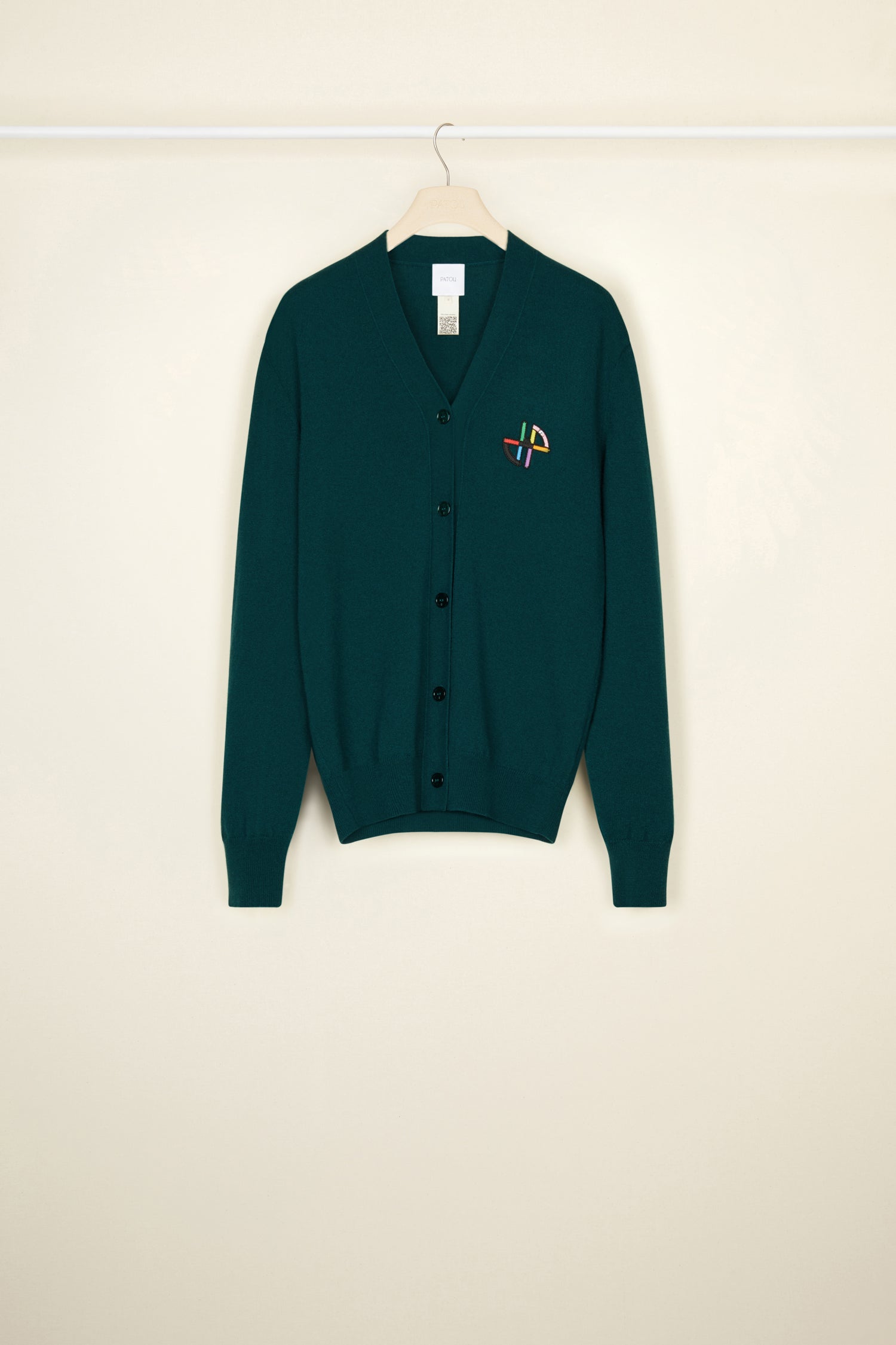 Patou - JP Barbapapa Cardigan aus Wolle - Forest Green - JP im Styling von Barbapapa.  Cardigan aus Wolle in Waldgrün. Teil der Barbapatou Kapsel-Kollektion aus einer besonderen Zusammenarbeit mit Barbapapa. Locker geschnitten. V-Ausschnitt. Vorne durchgehend geknöpft. Neu interpretiertes JP-Monogramm mit Barbapapa Figuren. Rippung an Kragen und Taille.Unisex Schnitt (für Herren bitte eine Größe größer wählen).