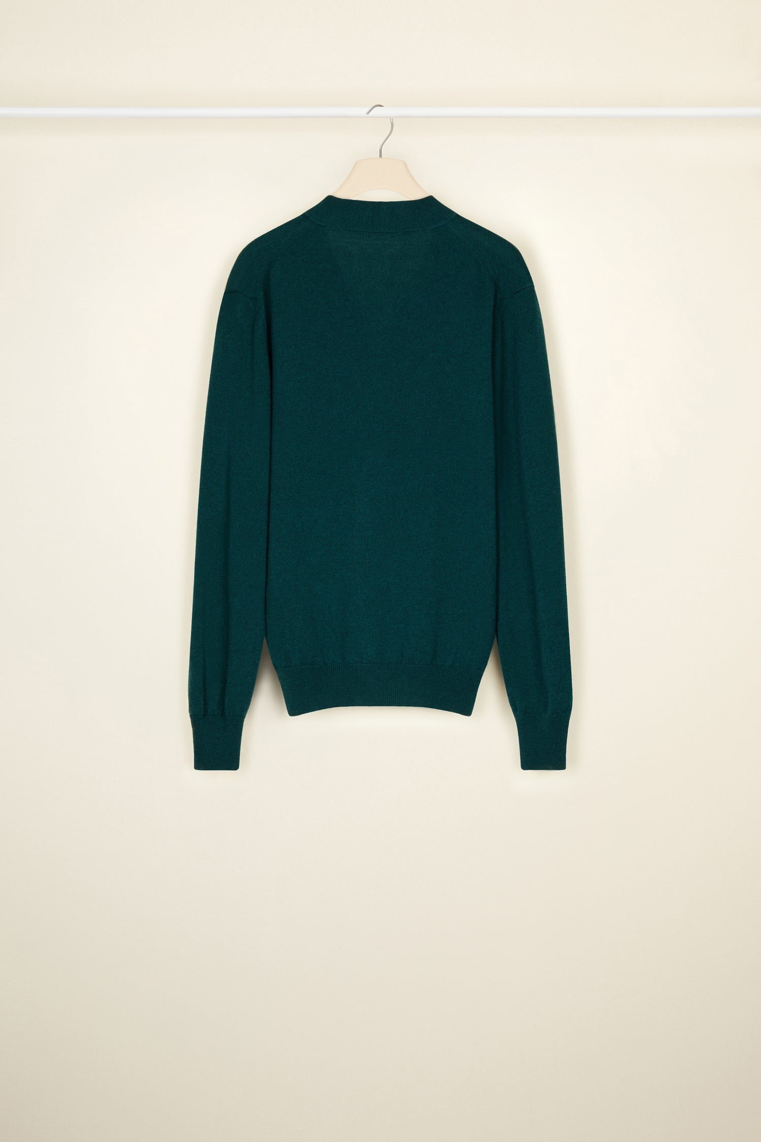 Patou - JP Barbapapa Cardigan aus Wolle - Forest Green - JP im Styling von Barbapapa.  Cardigan aus Wolle in Waldgrün. Teil der Barbapatou Kapsel-Kollektion aus einer besonderen Zusammenarbeit mit Barbapapa. Locker geschnitten. V-Ausschnitt. Vorne durchgehend geknöpft. Neu interpretiertes JP-Monogramm mit Barbapapa Figuren. Rippung an Kragen und Taille.Unisex Schnitt (für Herren bitte eine Größe größer wählen).