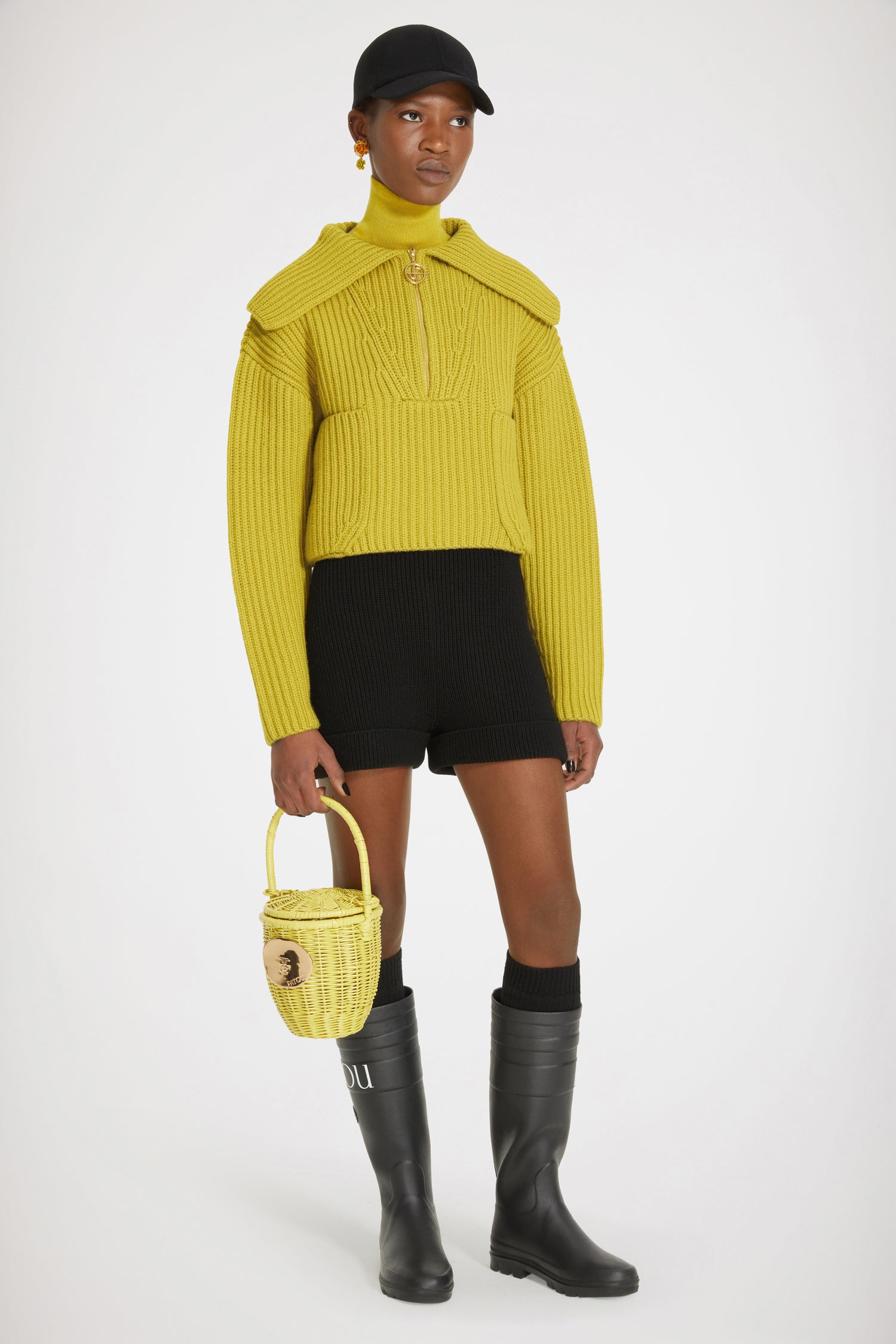 Patou - Maglione in lana a costine con zip - Absinthe - Lo zip JP brilla sulla lana.Maglione in lana merino giallo assenzio. Maglia a costine. Modello corto. Collo oversize; zip oro con dettaglio JP ispirato agli archivi Jean Patou. Dettagli di trecce intorno al collo. Due tasche sul davanti.