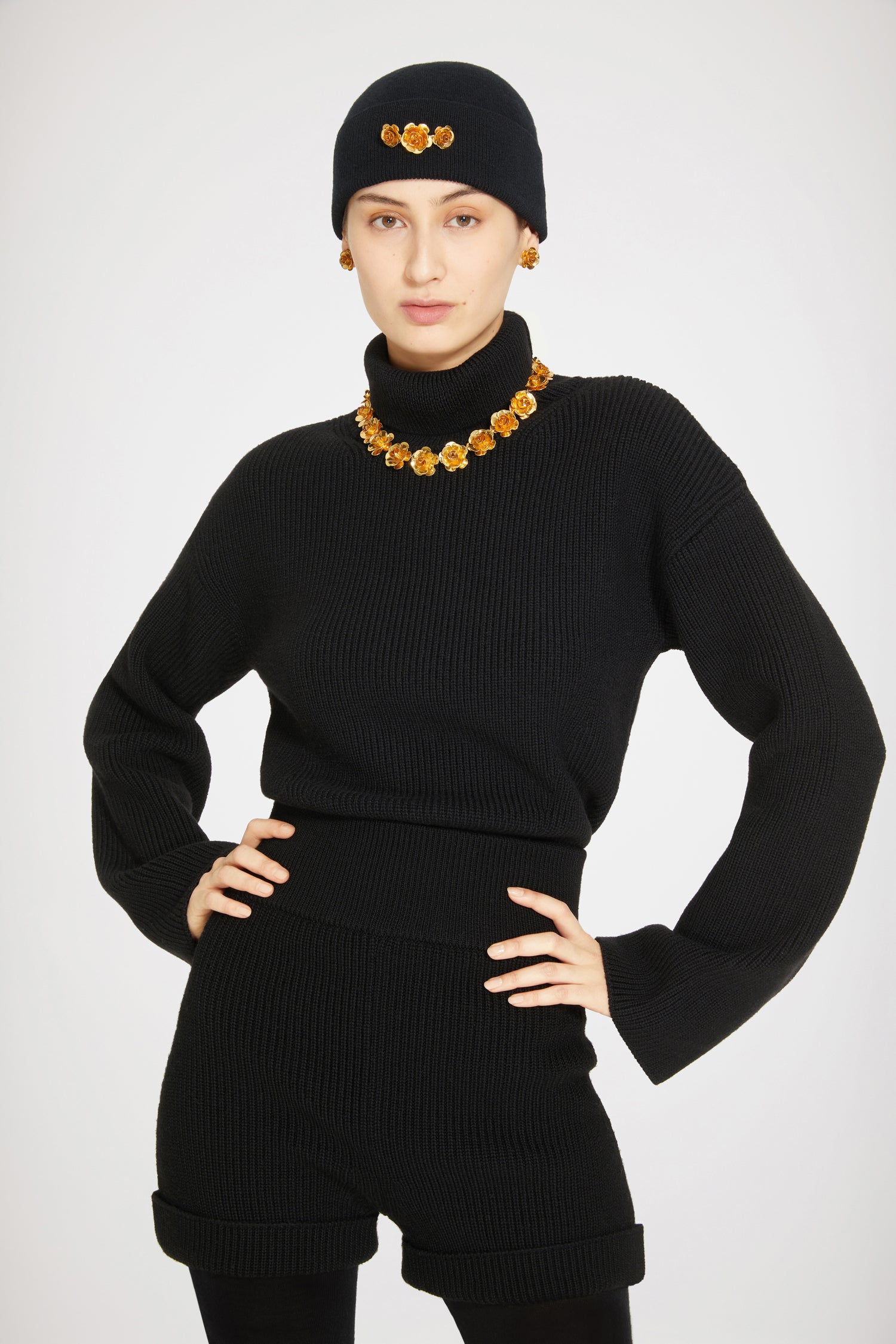 Patou - Rippstrick-Pullover mit Rollkragen aus Merinowolle - Black - Hoher Kragen, hochmotiviert: la vie en Patou. Pullover aus Merinowolle in Schwarz. Rippstrick. Hoher Rollkragen. Maschenabnahme-Detail an den Schultern. Leicht ausgestellte Ärmel.