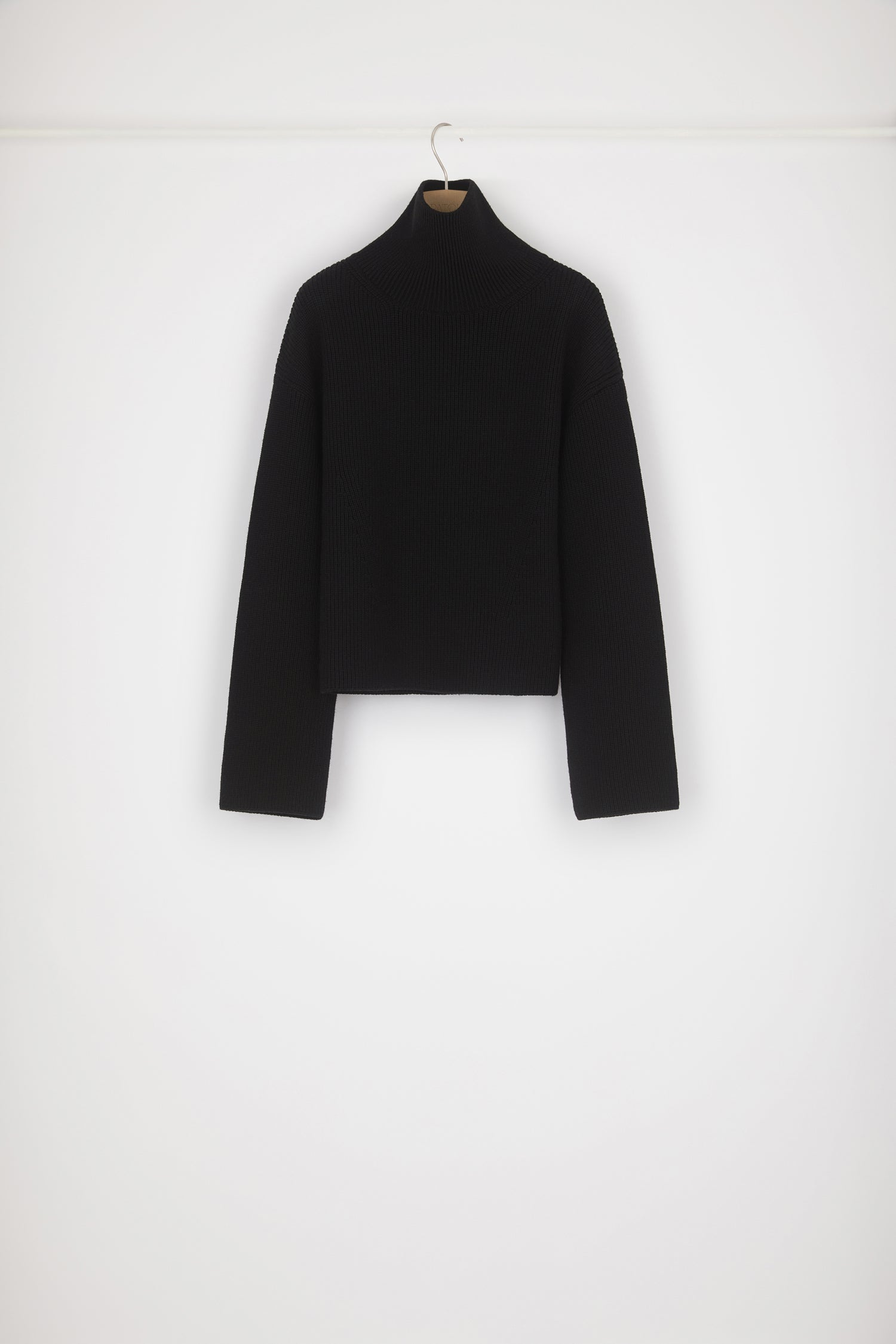 Patou - Rippstrick-Pullover mit Rollkragen aus Merinowolle - Black - Hoher Kragen, hochmotiviert: la vie en Patou. Pullover aus Merinowolle in Schwarz. Rippstrick. Hoher Rollkragen. Maschenabnahme-Detail an den Schultern. Leicht ausgestellte Ärmel.