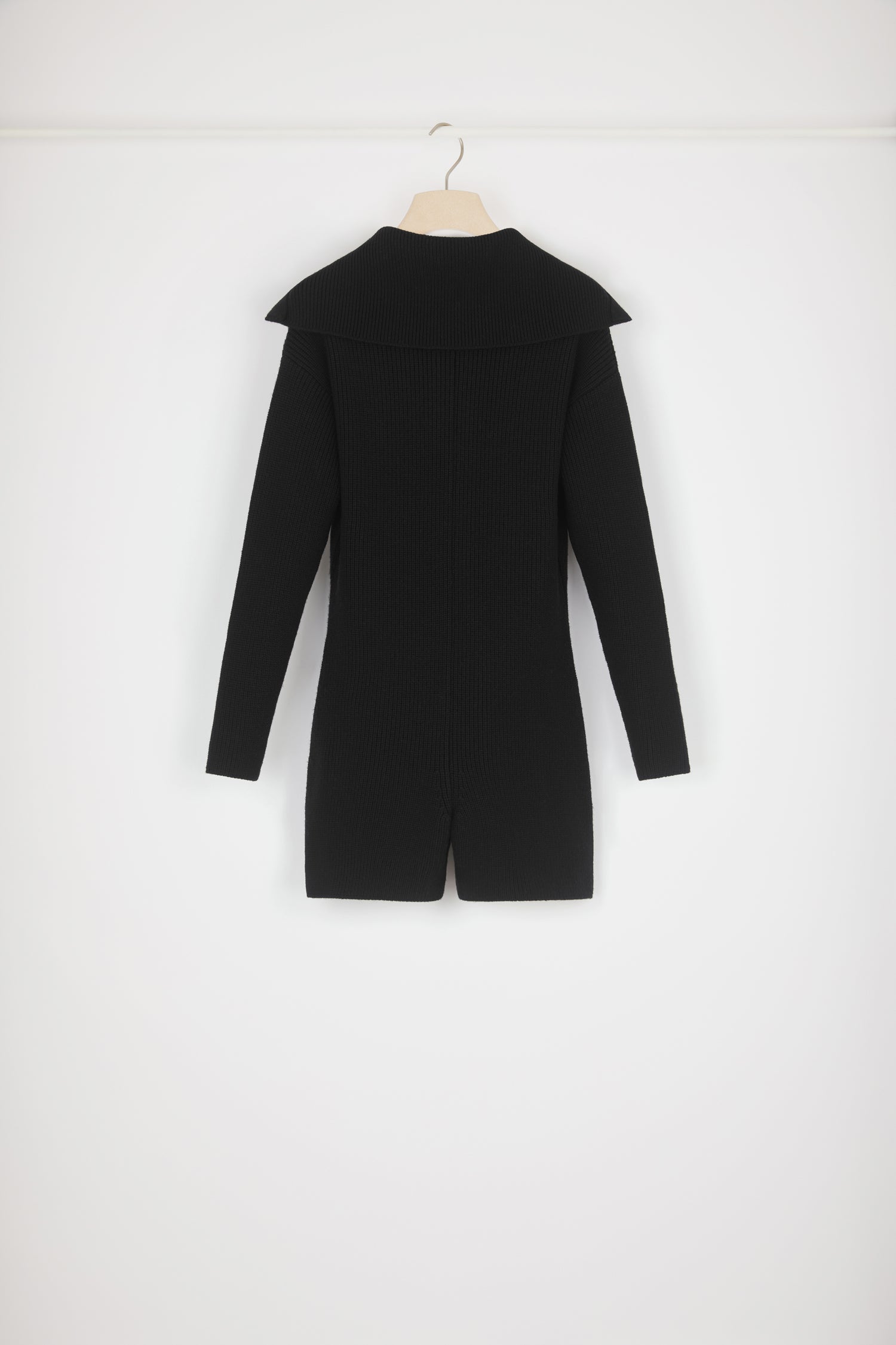 Patou - Tuta in lana a costine con zip - Black - Lana a costine e zip JP creano la tuta perfetta. Tuta in lana merino nera. Maglia a costine. Collo oversize; zip oro con dettaglio JP ispirato agli archivi Jean Patou. Modello corto.