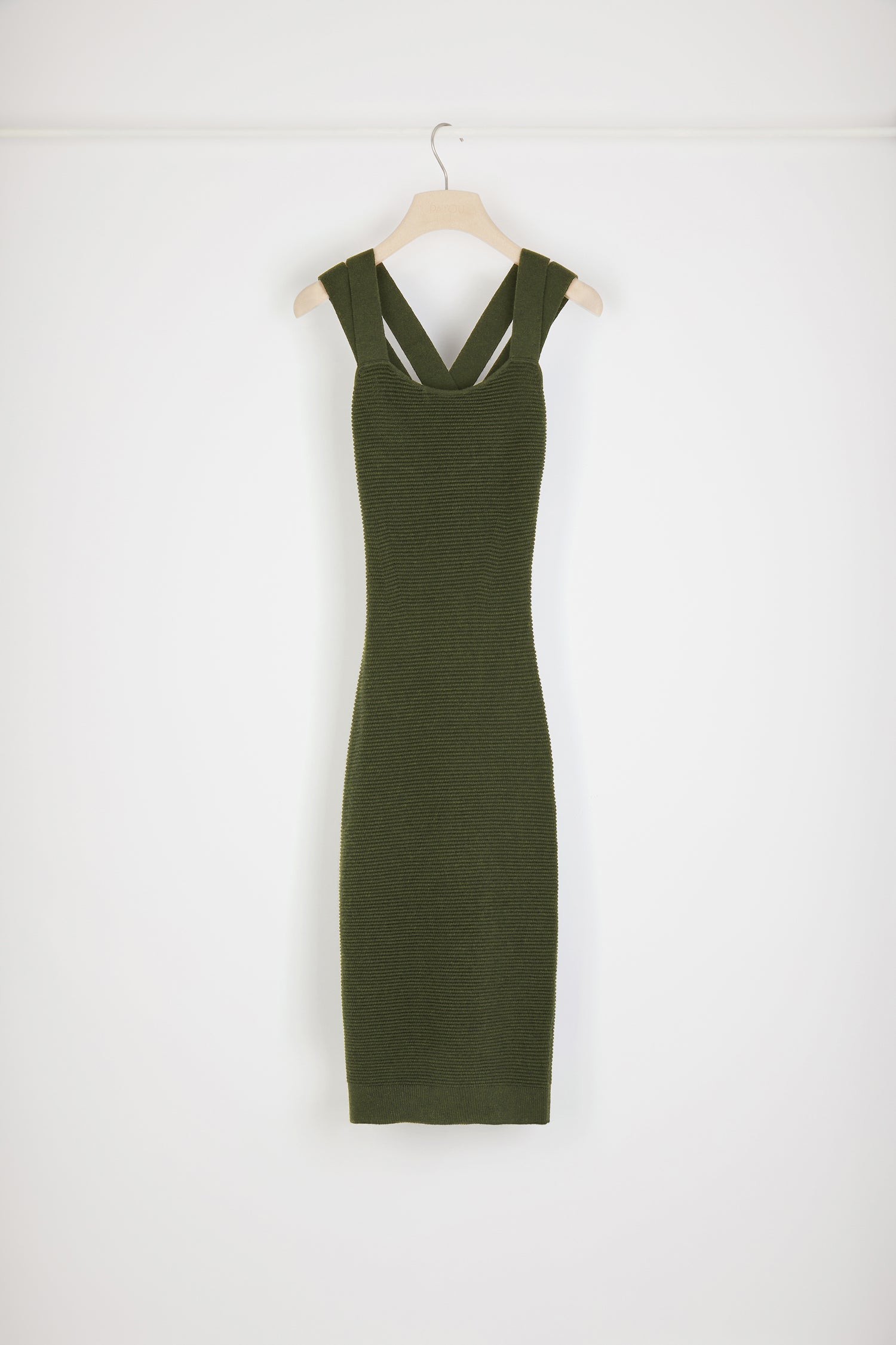 Patou - Vestito midi con spalline incrocciate in lana - Khaki - I giocchi di intreccio avvolgono la schiena.Vestito in lana kaki. Vestibilità aderente. Lunghezza midi. Scollo tondo. Spalline incrociate sul retro.