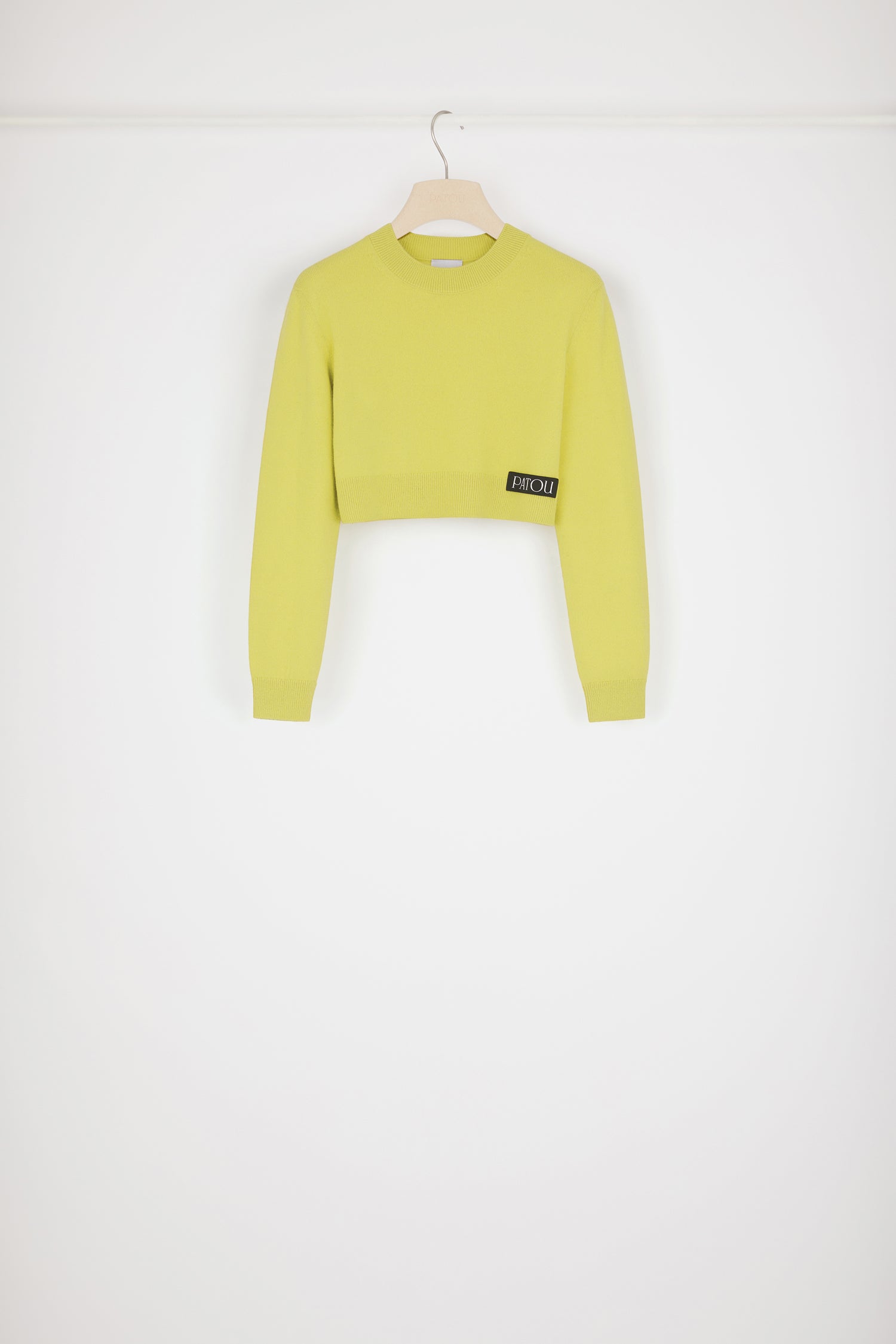 Patou - Pull court en laine et cachemire - Absinthe - La maille courte souligne la taille haute pour dessiner une silhouette très Patou.Pull en laine et cachemire jaune absinthe. Coupe courte. Col rond. Étiquette Patou noire sur le côté.