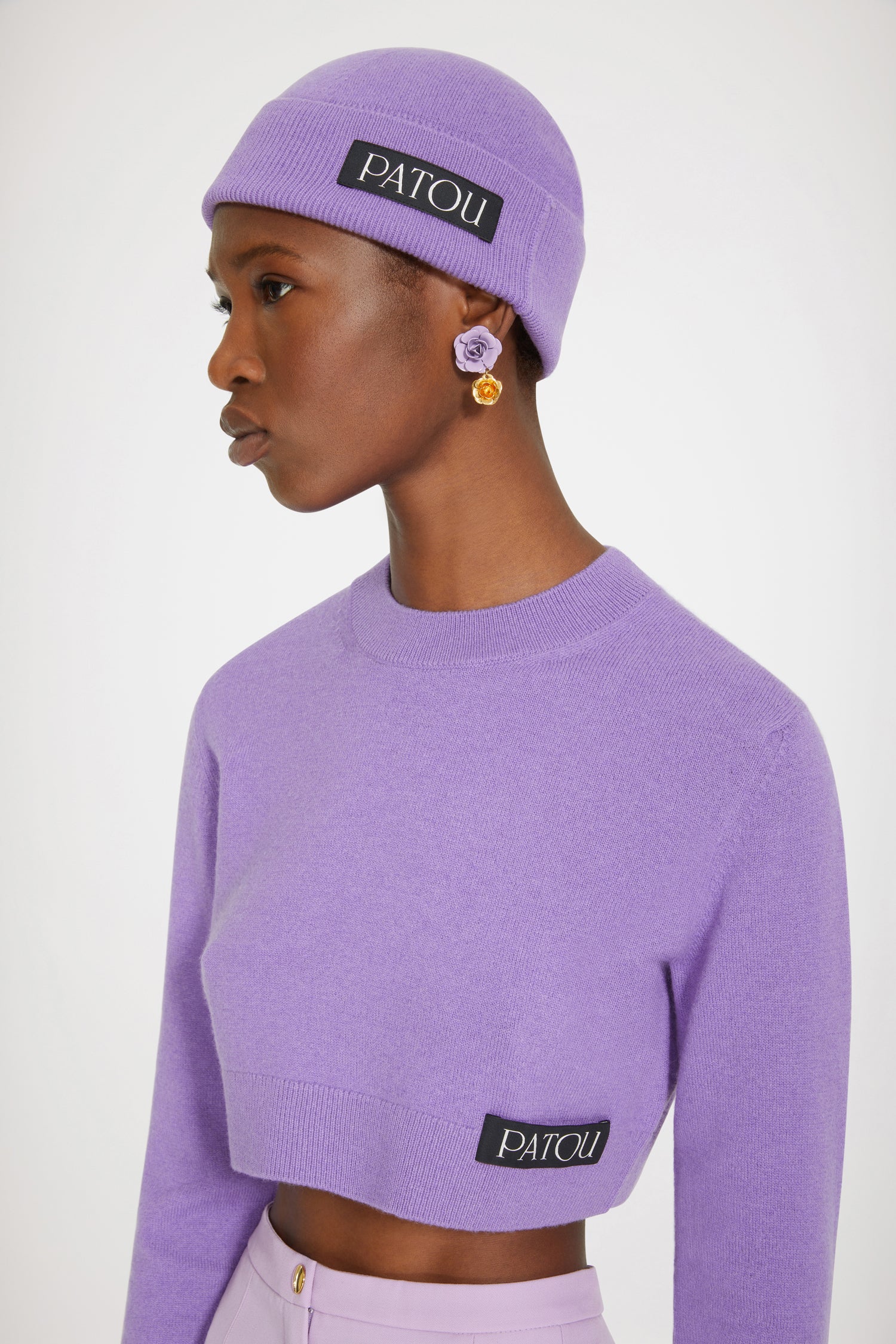 Patou - Pull court en laine et cachemire - Violet - La maille courte souligne la taille haute pour dessiner une silhouette très Patou.Pull en laine et cachemire violet. Coupe courte. Col rond. Étiquette Patou noire sur le côté.