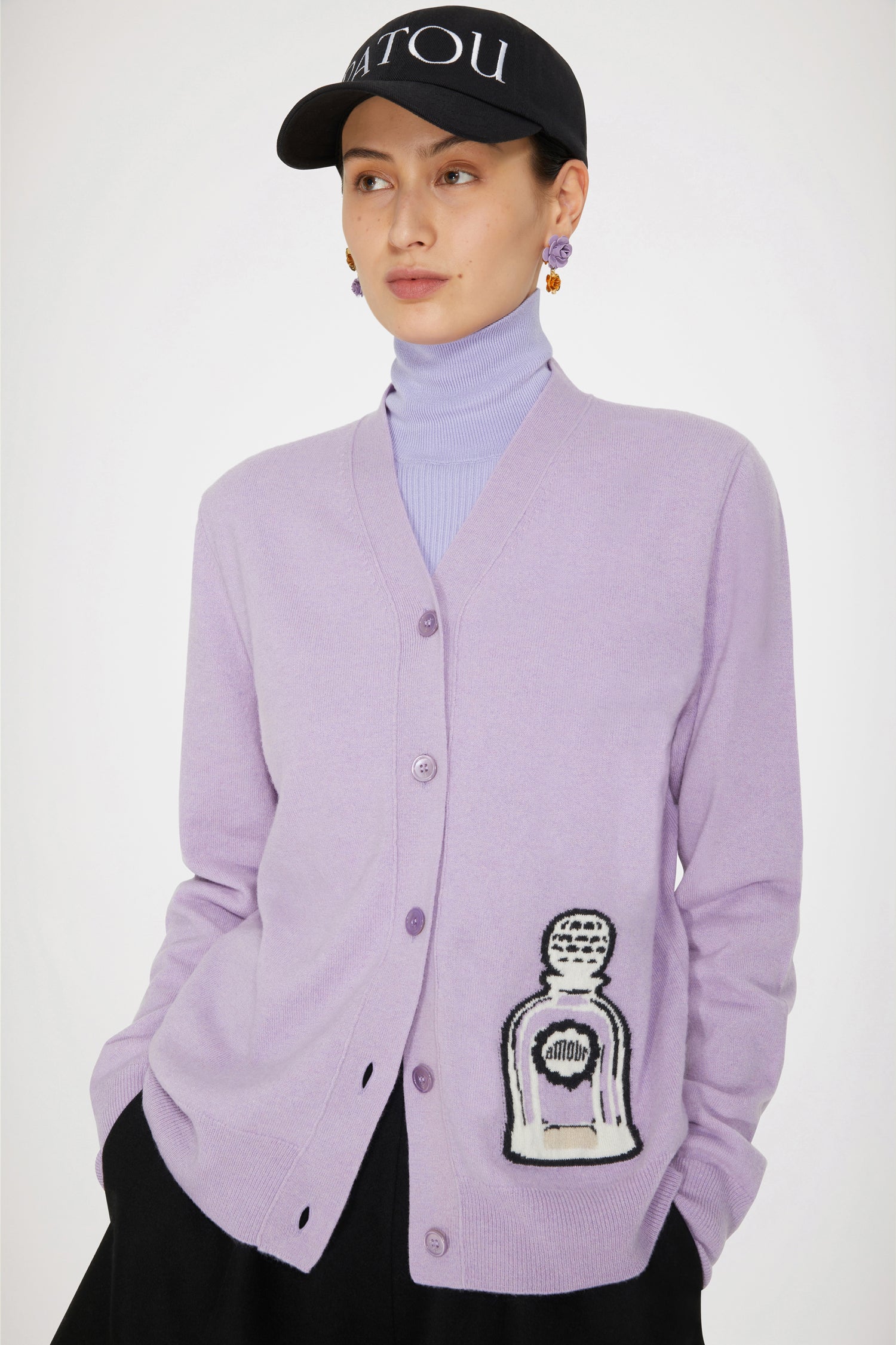 Patou - Cardigan in lana con diisegno di profumo - Lavender - Un oggetto iconico trasforma un grande classico.Cardigan in lana e cachemire color lavanda. Vestibilità ampia. Scollo a V. Bottoni sul davanti. Disegno di profumo lavorato a intarsio con ispirazione agli archivi Jean Patou.
