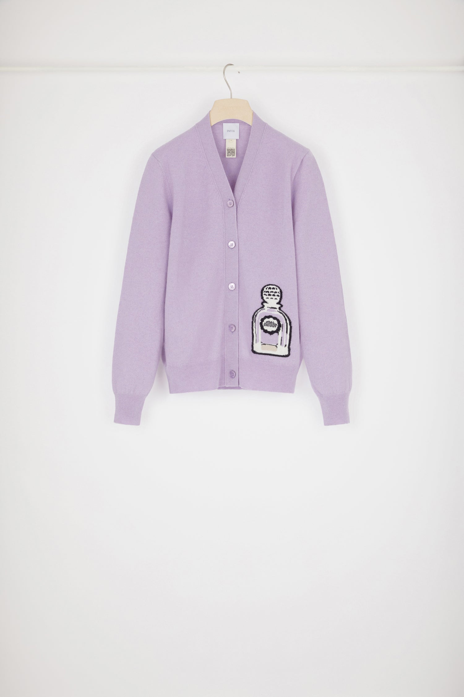 Patou - Cardigan in lana con diisegno di profumo - Lavender - Un oggetto iconico trasforma un grande classico.Cardigan in lana e cachemire color lavanda. Vestibilità ampia. Scollo a V. Bottoni sul davanti. Disegno di profumo lavorato a intarsio con ispirazione agli archivi Jean Patou.