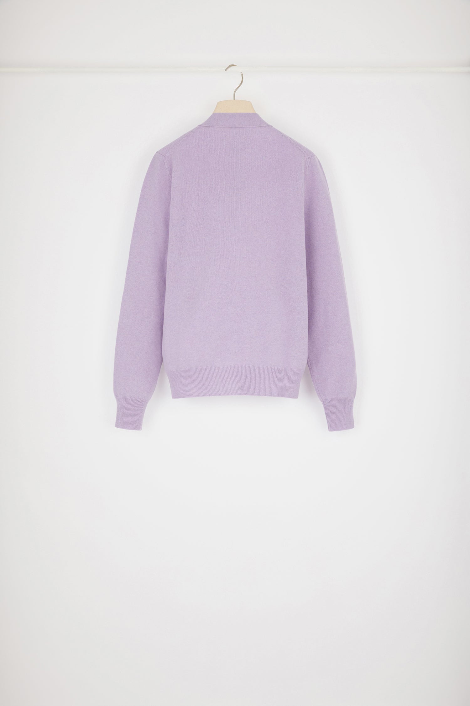 Patou - Cardigan in lana con diisegno di profumo - Lavender - Un oggetto iconico trasforma un grande classico.Cardigan in lana e cachemire color lavanda. Vestibilità ampia. Scollo a V. Bottoni sul davanti. Disegno di profumo lavorato a intarsio con ispirazione agli archivi Jean Patou.