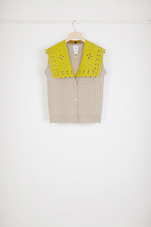 Ärmellose Strickjacke aus Merinowolle mit Zopfmuster und abnehmbarem Kragen