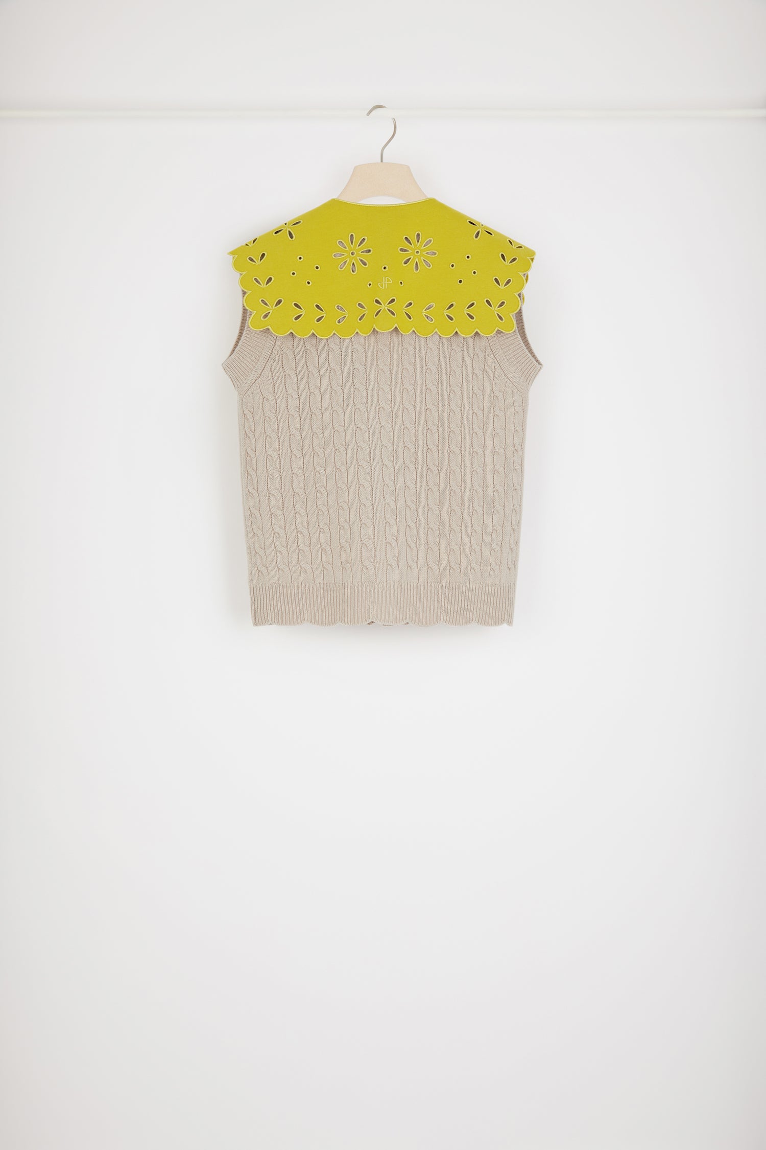 Patou - Ärmellose Strickjacke aus Merinowolle mit Zopfmuster und abnehmbarem Kragen - Biscuit - Ein Kragen von Patou ist immer eine fabelhafte Idee.Strickjacke aus Merinowolle in Keks-Beige. Abnehmbarer Kragen aus Popeline in Gelb mit Stickereien und gewelltem Saum. Zopfmuster. Ärmellos. V-Ausschnitt. Knopfverschluss. Gewellter Saum.
