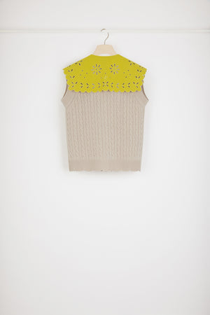 Ärmellose Strickjacke aus Merinowolle mit Zopfmuster und abnehmbarem Kragen
