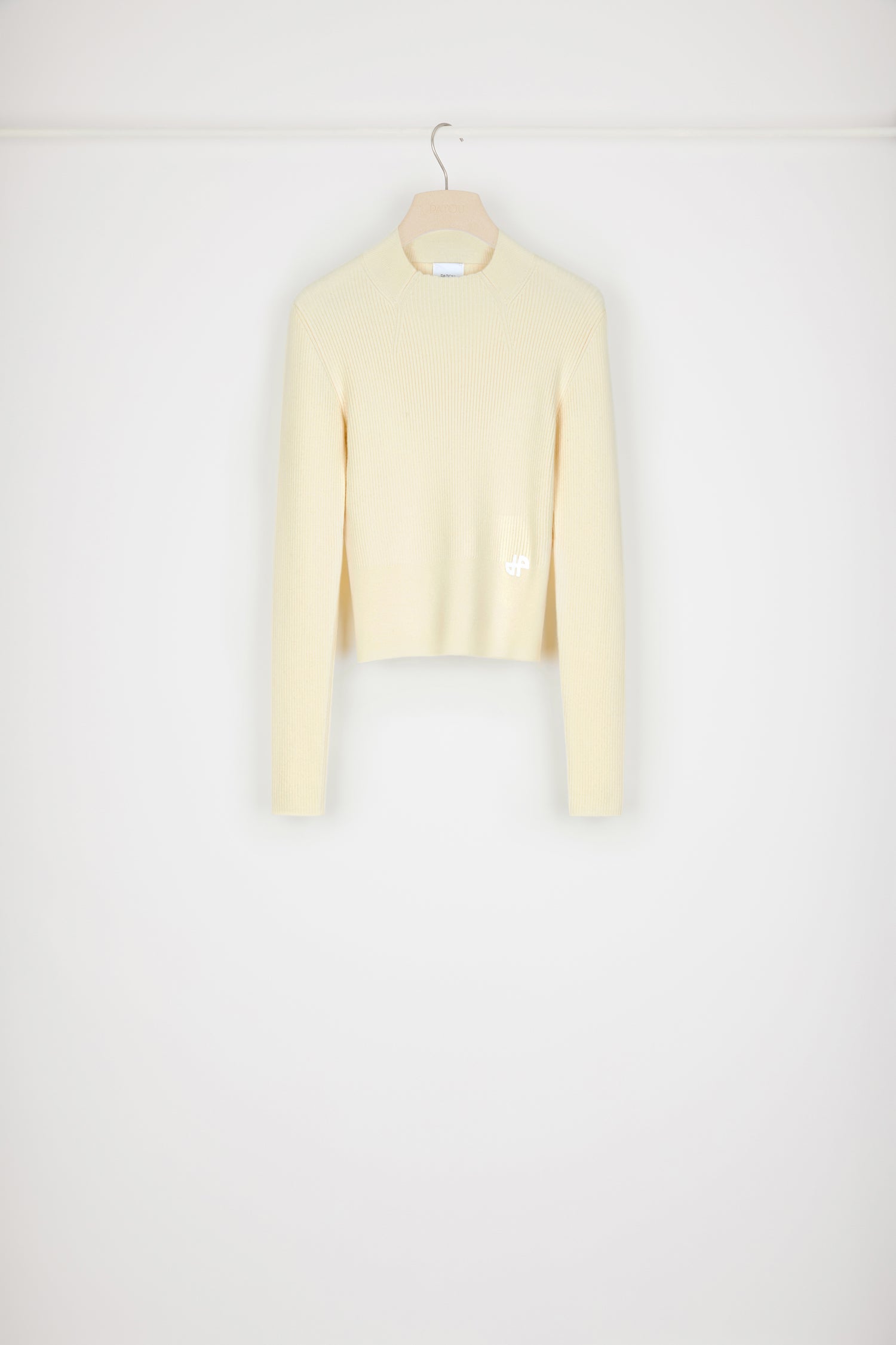 Patou - メリノウール製シグネチャー リブジャンパー - Ivory - 美しいシルエットのクラシックなパトゥニット。アイボリーカラーのメリノウール混紡セーター。リブニット 。丈の短いシルエット。クルーネック。フロントにJPモノグラムアップリケ。