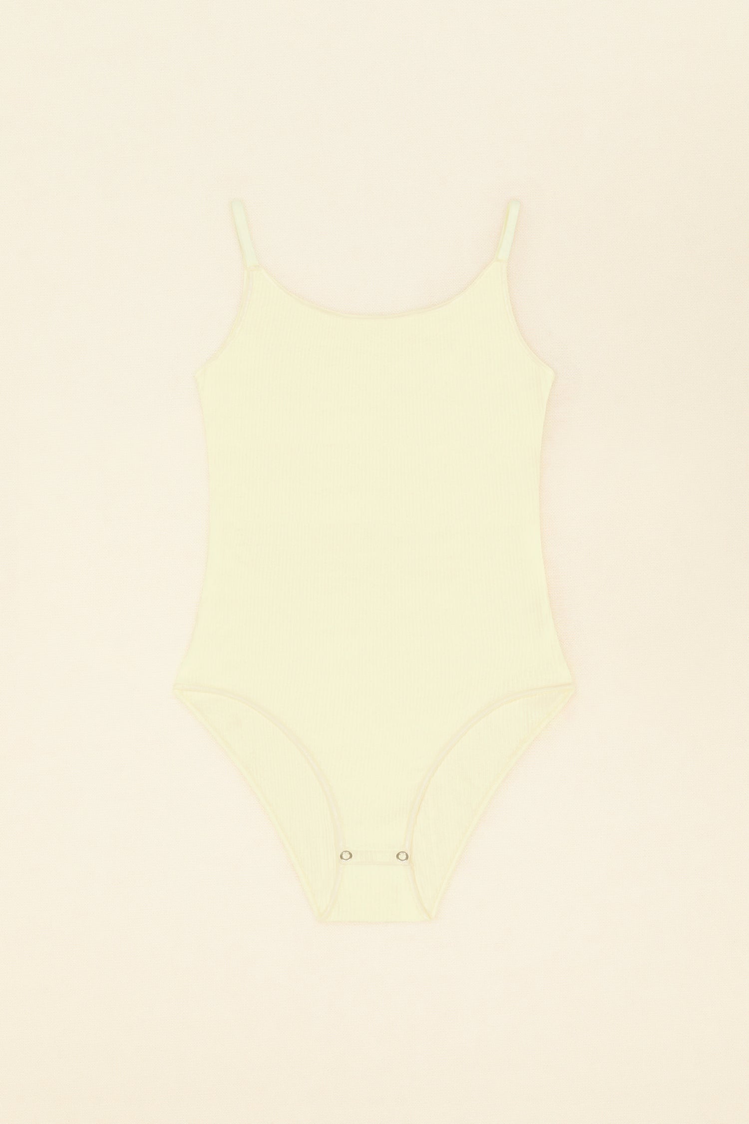 Patou - Body côtelé en coton bio - Popcorn - Patou met sa touche sur le modèle Baserange.Collaboration avec Baserange. Body en coton bio jaune popcorn. Bretelles ajustables. Dos décolleté. Boutons pressions.