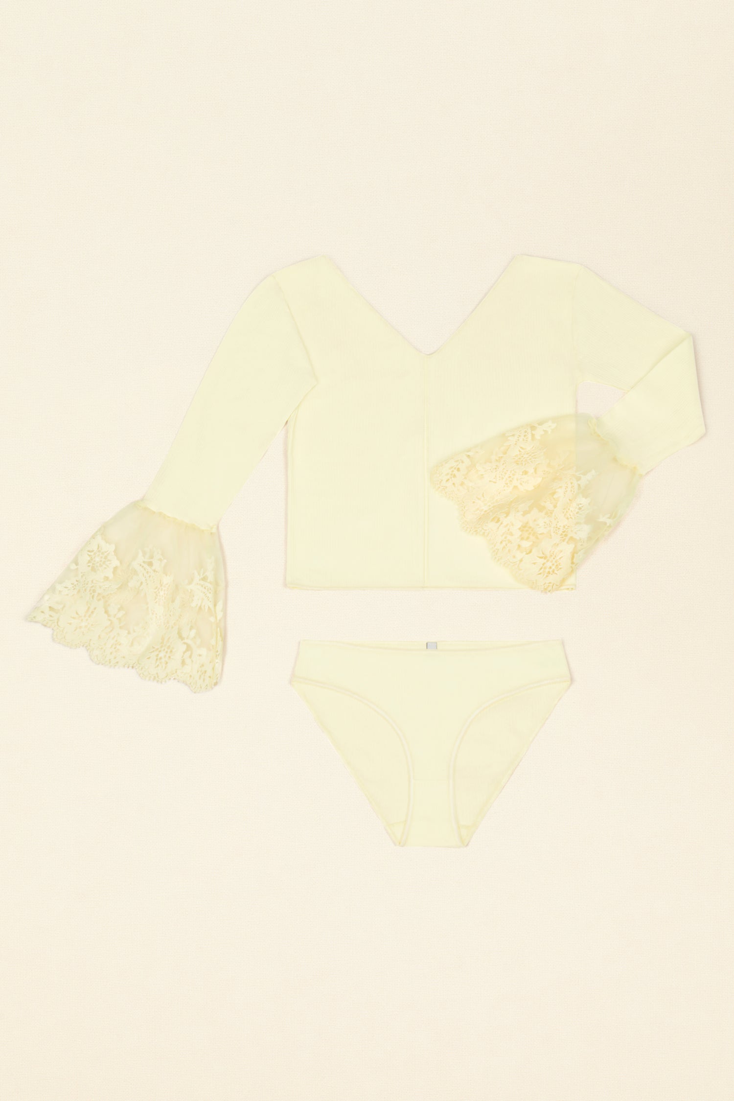 Patou - Ensemble détail dentelle en coton bio - Popcorn - Collaboration avec Baserange. Ensemble jaune popcorn en coton bio. Top manches longues avec détails en dentelle. Décolleté et dos V. Culotte assortie en coton bio.