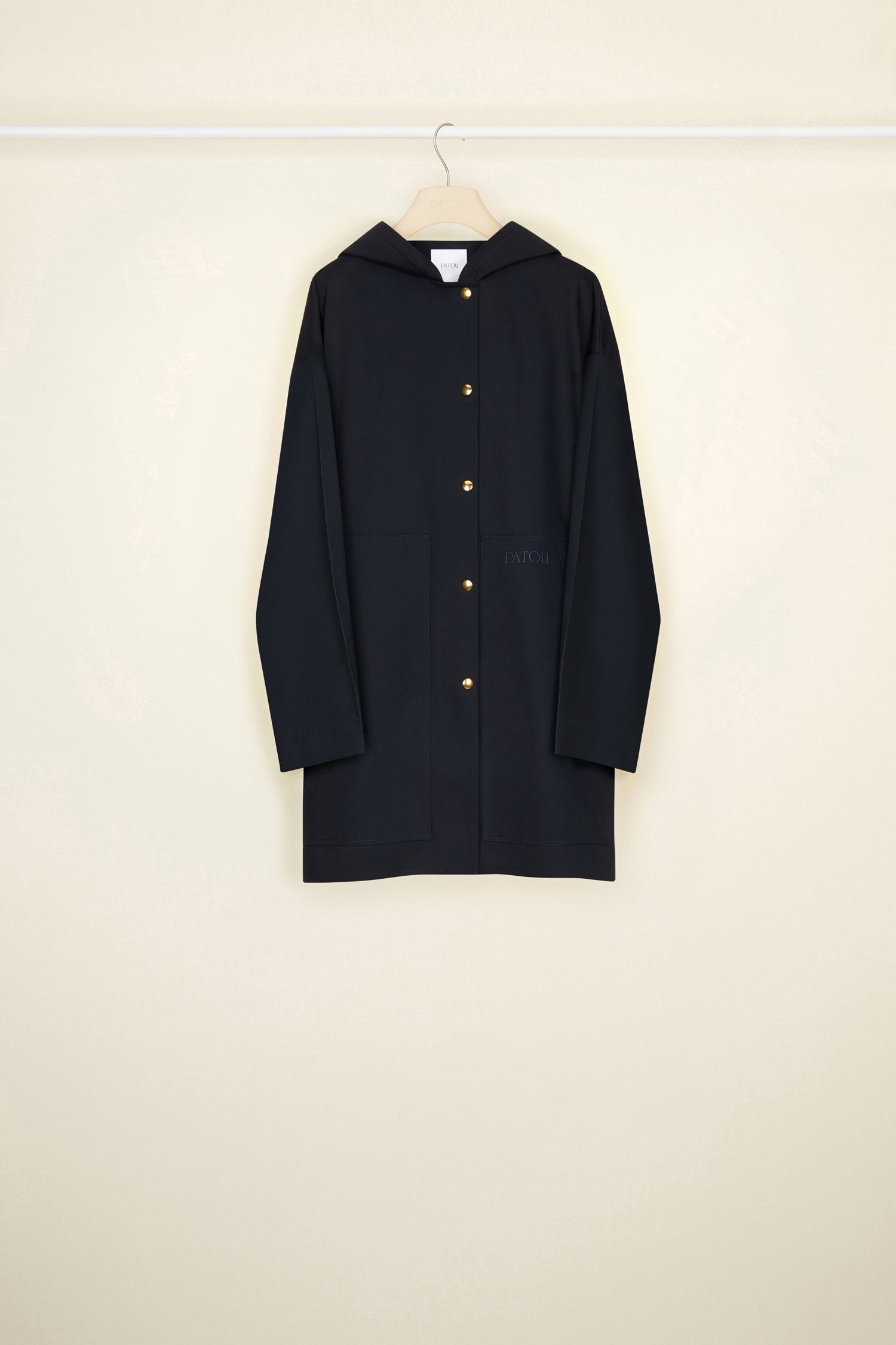 Patou - オーガニックコットン パトゥ オーバーサイズパーカー - Night Blue - 笑顔で自然に立ち向かう準備はOK。パトゥらしく！   ナイトブルーのオーガニックコットン製パーカー。大きめのシルエット。フード付きカラー。ドロップショルダー。フロントでスタッドボタン留め。大きなパッチポケット。左ポケットにパトゥ レタリングロゴ刺繍。バックにホワイトのパトゥ レタリングロゴ プリント。ルーズフィット（フィット感をお求めの場合はワンサイズ下をお選びください）。