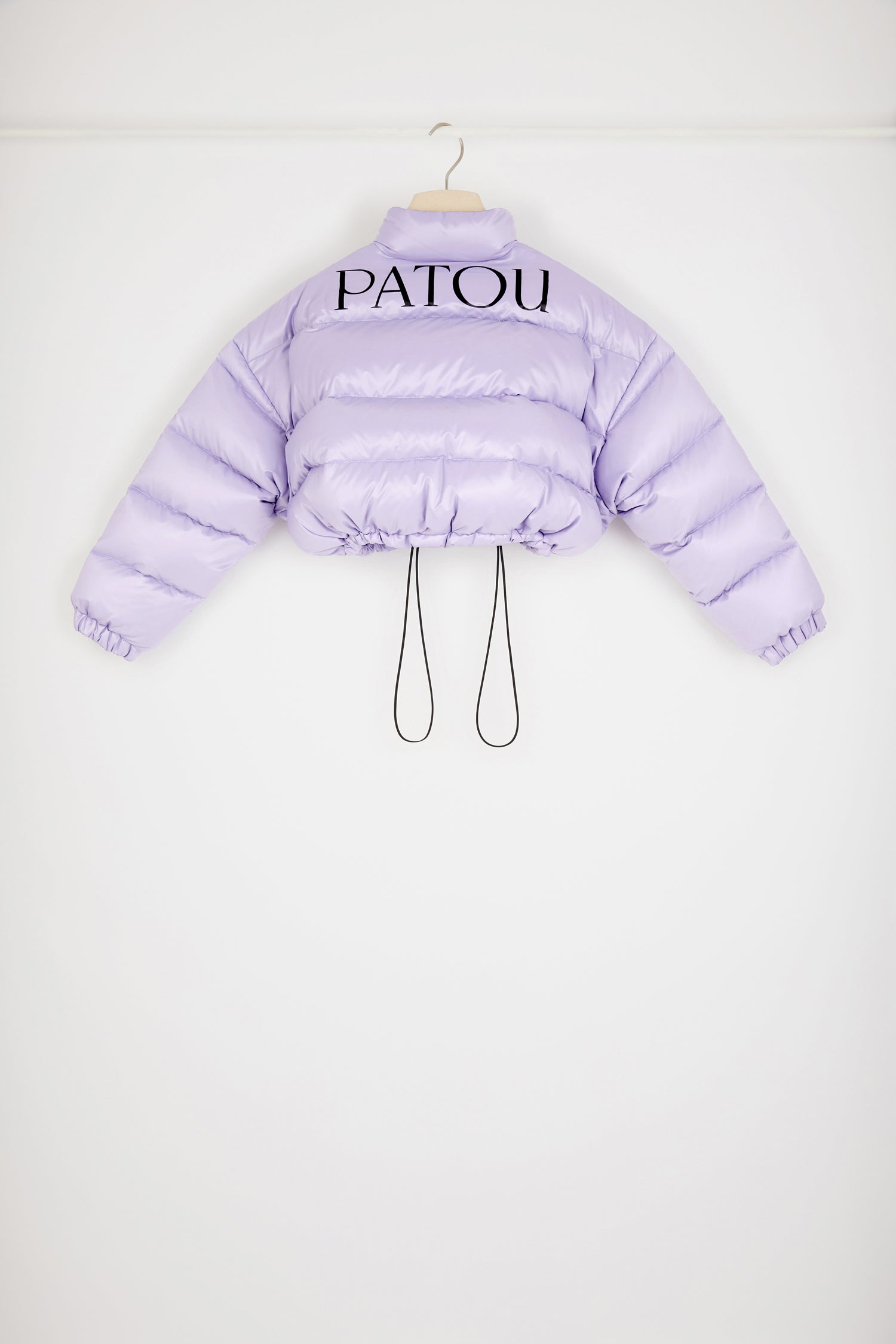 Patou - 파투 패딩 재킷 - Lavender - 파투로 이름 붙여진 패딩 재킷. 라벤더 컬러의 폴리에스터 혼방 소재 재킷. 짧은 기장의 패딩 재킷. 하이 칼라. 장 파투 아카이브의 헤리티지 키링에서 영감을 받은 JP 풀탭이 달린 골드 톤 지퍼. 뒷면의 라지 파투 로고. 측면 포켓. 드로스트링 웨이스트. 신축성 있는 커프스.