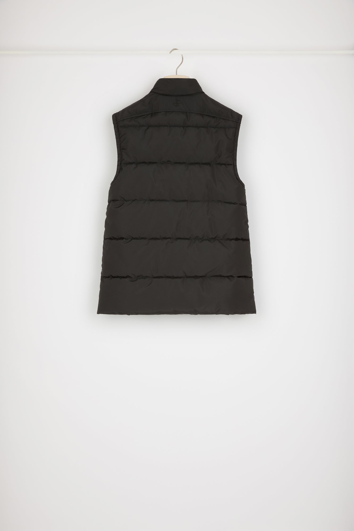Patou - Parka con maniche removibili in poliestere riciclata - Black - Tanto stile e tanta funzionalità, Patou ripensa la parka.Parka in poliestere riciclata nera. Modello imbottito. Può essere indossata in due modi grazie alle maniche removibilli. Collo con cappuccio ricamato Patou. Zip oro con dettaglio JP ispirato agli archivi Jean Patou. Tasche ai lati. Polsi elasticizzati.