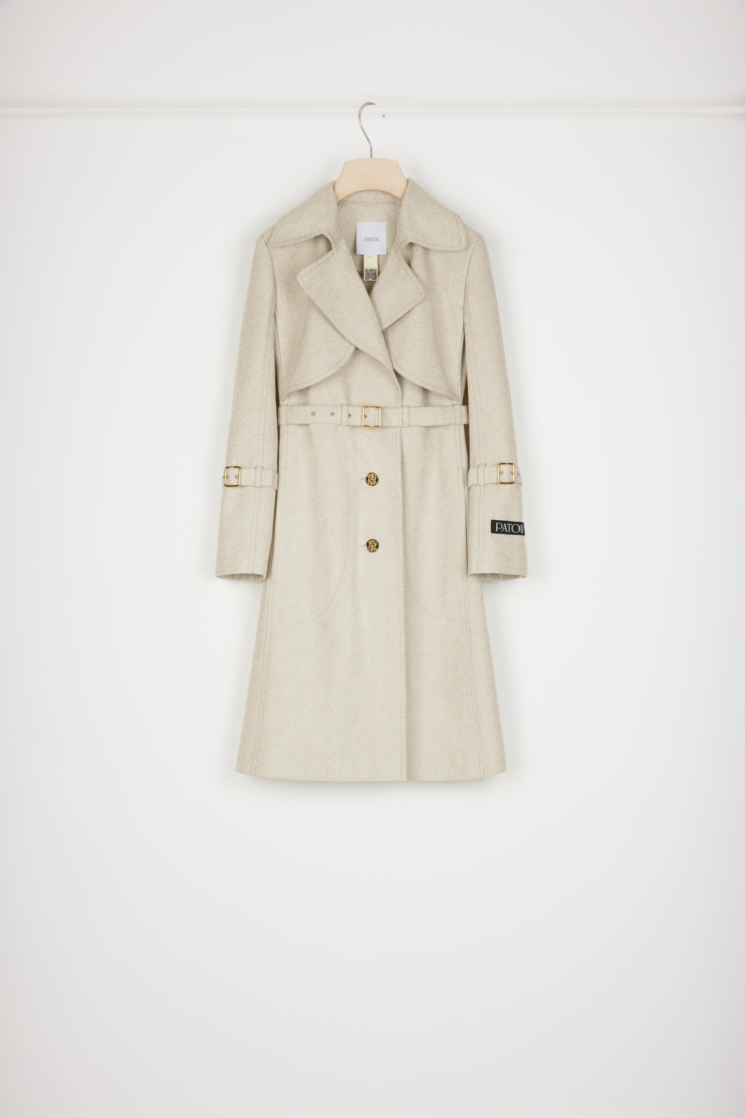 Patou - Trench in jacquard di cotone bio - Medallion - Patou firma il perfetto trench alla francese.Trench in jacquard di cotone bio. Fantasia Medaglione con logo Patou e monogramma JP. Modello monopetto. Lunghezza al ginocchio. Pattina frangivento sul davanti. Bottoni oro incisi Patou. Cintura regolabile con fibbia oro in vita. Tasche a toppa con apertura laterale. Polsini con cinturino. Etichetta Patou signature sulla manica sinistra. Cucitura curva signature sul retro. Spacco posteriore con bottone oro inciso Patou.Spring-Summer 2023 Show - Look #14