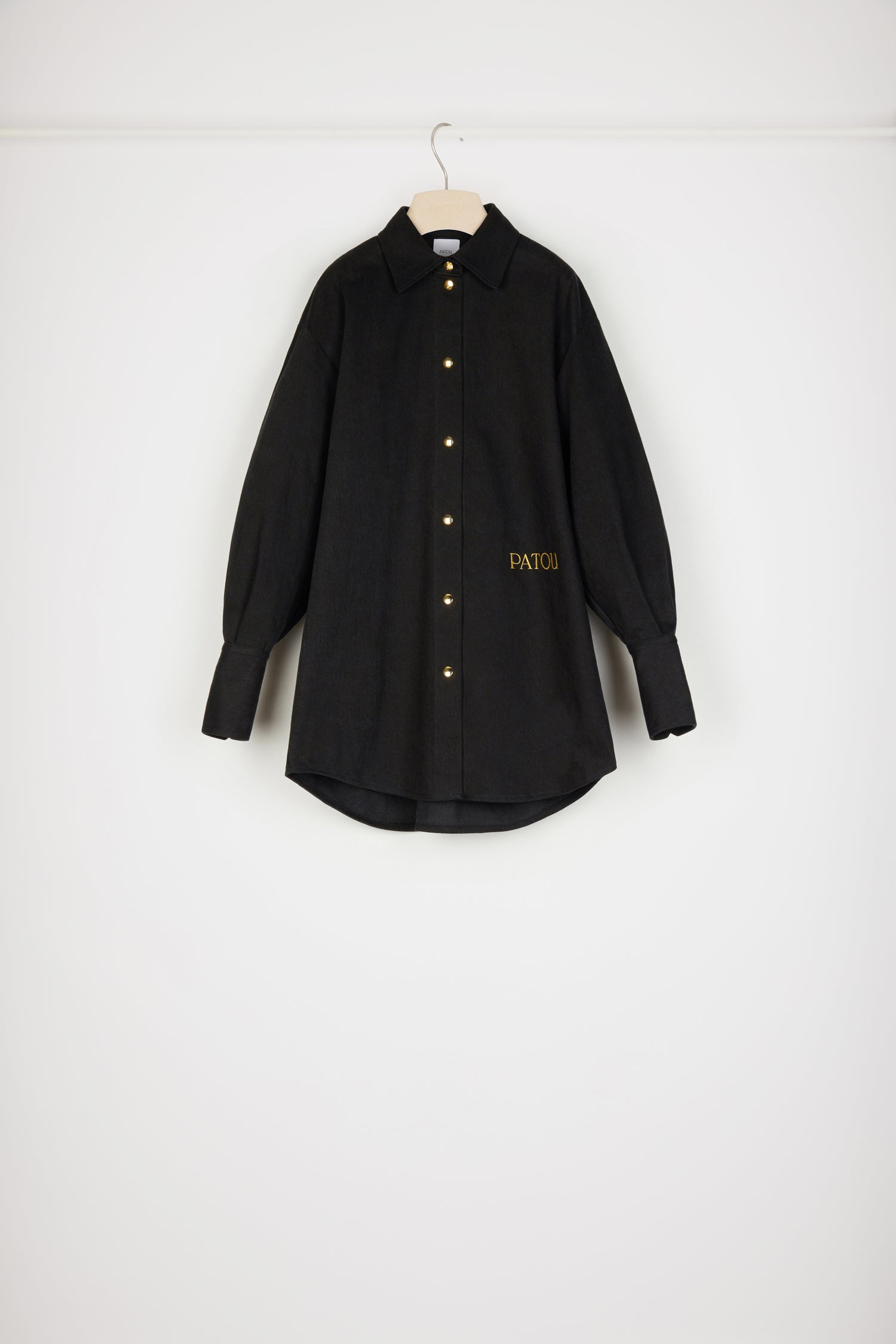 Patou - Surchemise en denim bio - Black - La surchemise se superpose et s&amp;#39;impose. Surchemise en denim de coton bio noir. Silhouette ample. Manches ballon. Boutons pression dorés sur le devant et aux poignets. Patou brodé sur le devant. Couture arrondie signature au dos.