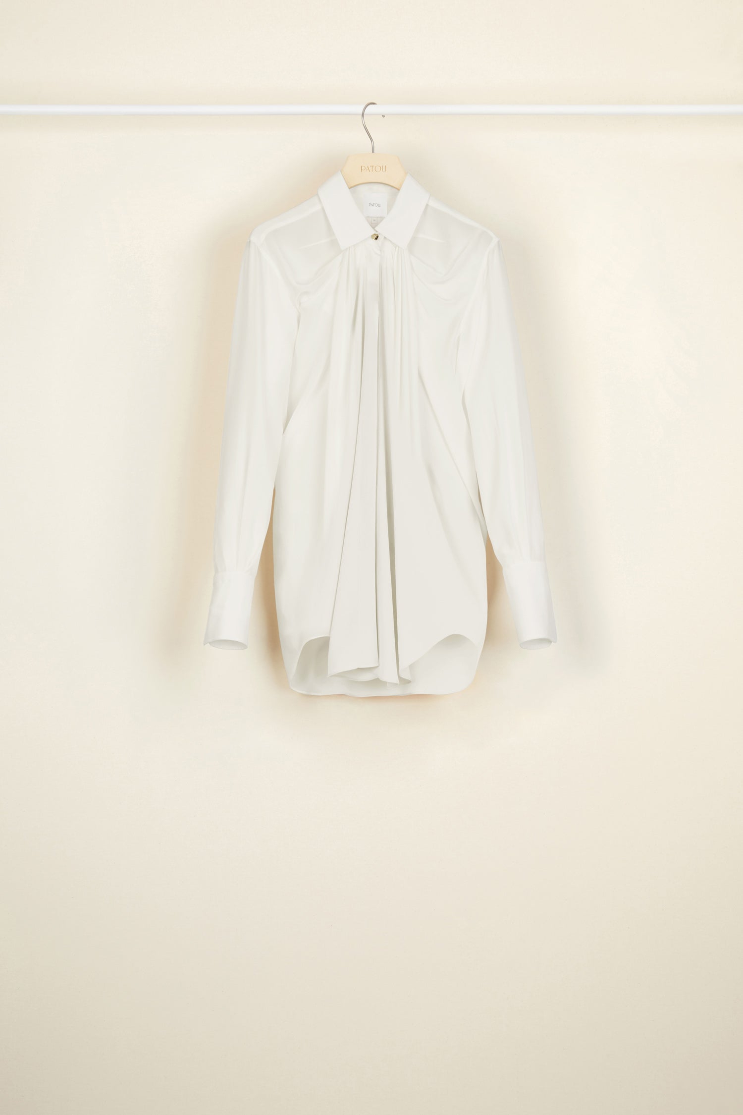 Patou - Draped silk blouse - Pearl - A masterclass in draping.Pearl silk crepe blouse. Longline draped silhouette with shirring at the neckline. Engraved gold-coloured buttons at the collar and cuffs ; concealed button fastening. Signature curved seam at the back.