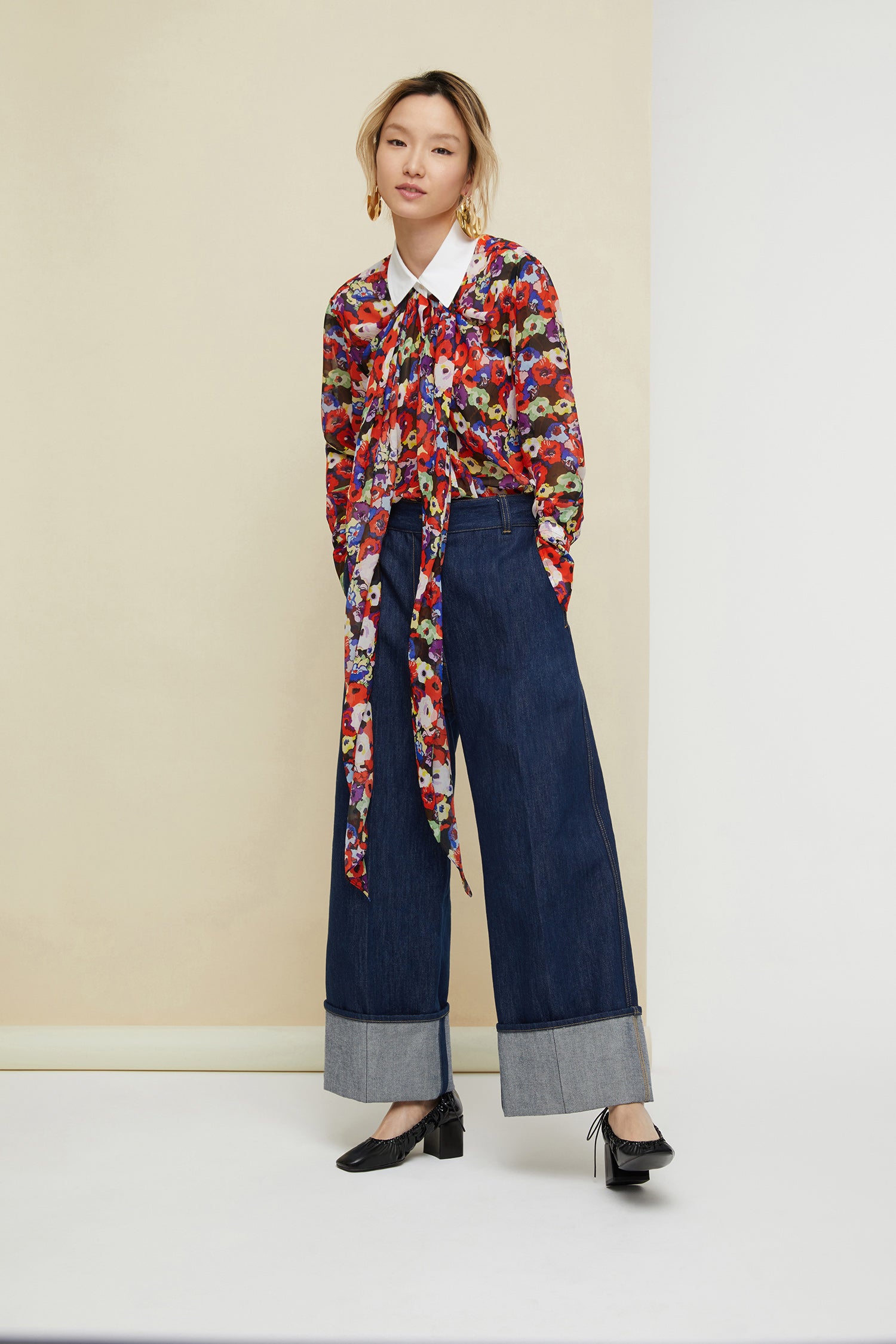 Patou - Blusa drappeggiata in seta - A Thousand Flowers Bloom Print - L&amp;#39;arte del drappeggio.Blusa in seta georgette con stampa floreale &amp;quot;A Thousand Flowers Bloom&amp;quot;. Silhouette lunga e drappeggiata con un gioco di ruche al collo. Bottoni in madreperla incisi JP al collo e sui polsini. Chiusura con bottoni nascosti. Cucitura signature sul retro.