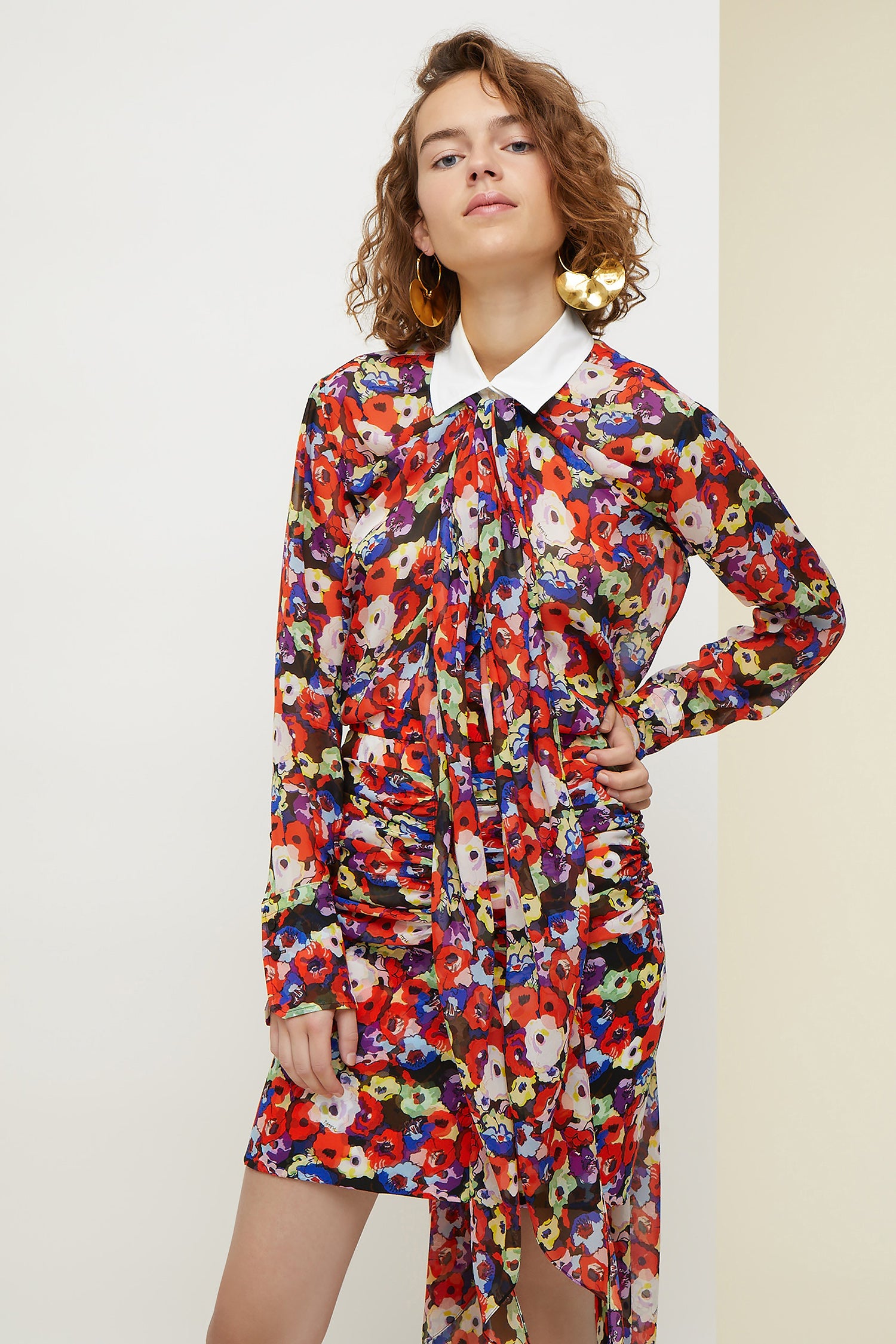 Patou - Blusa drappeggiata in seta - A Thousand Flowers Bloom Print - L&amp;#39;arte del drappeggio.Blusa in seta georgette con stampa floreale &amp;quot;A Thousand Flowers Bloom&amp;quot;. Silhouette lunga e drappeggiata con un gioco di ruche al collo. Bottoni in madreperla incisi JP al collo e sui polsini. Chiusura con bottoni nascosti. Cucitura signature sul retro.