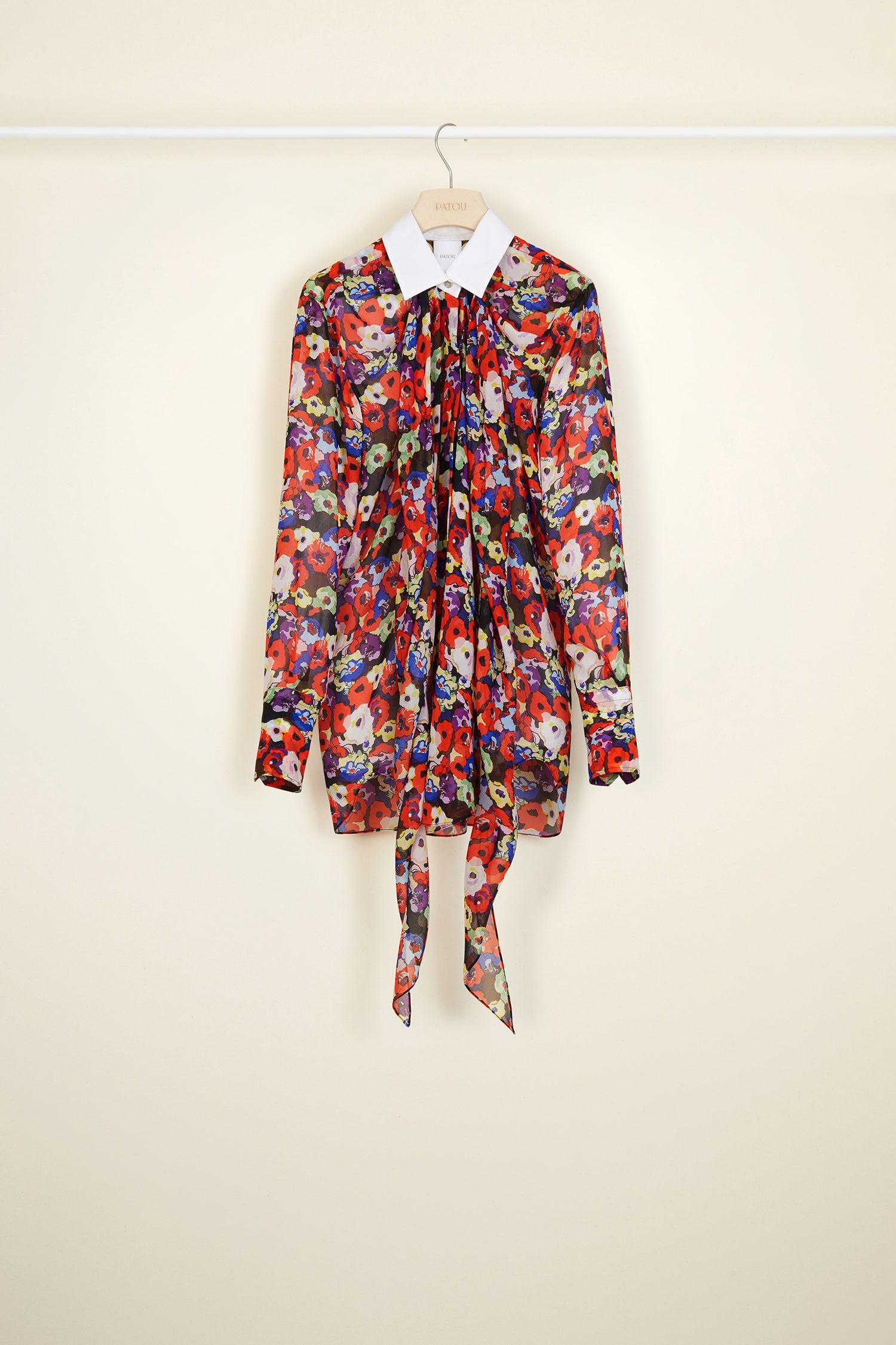 Patou - Blusa drappeggiata in seta - A Thousand Flowers Bloom Print - L&amp;#39;arte del drappeggio.Blusa in seta georgette con stampa floreale &amp;quot;A Thousand Flowers Bloom&amp;quot;. Silhouette lunga e drappeggiata con un gioco di ruche al collo. Bottoni in madreperla incisi JP al collo e sui polsini. Chiusura con bottoni nascosti. Cucitura signature sul retro.