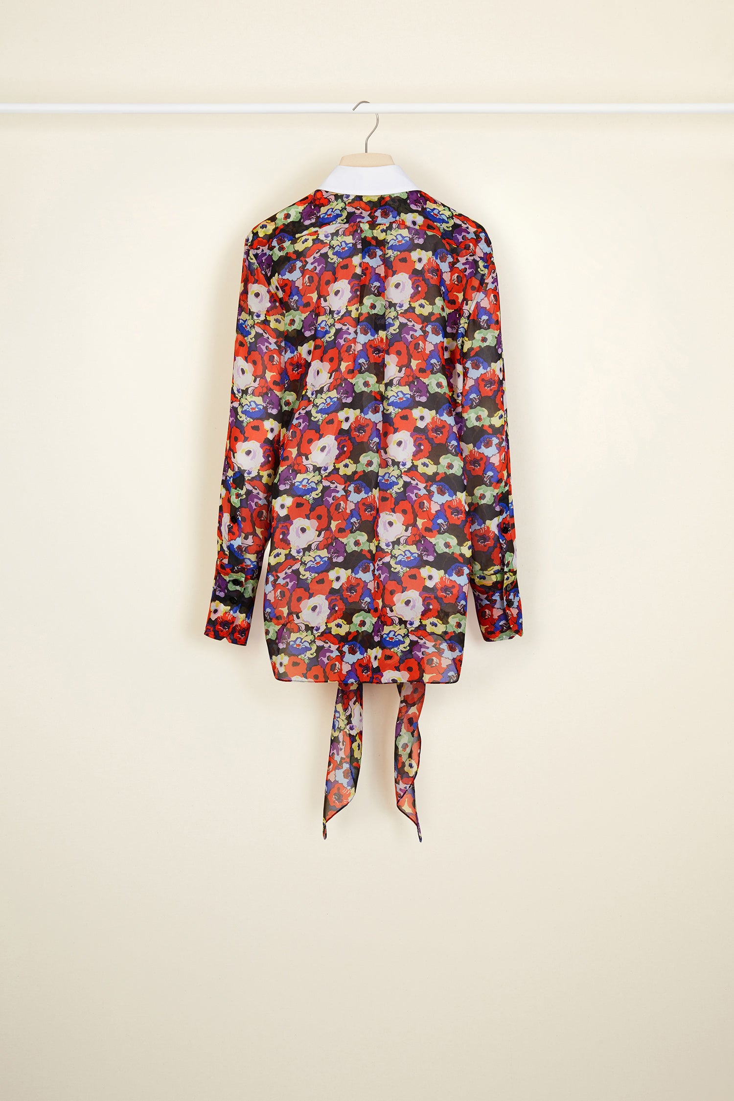 Patou - Blusa drappeggiata in seta - A Thousand Flowers Bloom Print - L&amp;#39;arte del drappeggio.Blusa in seta georgette con stampa floreale &amp;quot;A Thousand Flowers Bloom&amp;quot;. Silhouette lunga e drappeggiata con un gioco di ruche al collo. Bottoni in madreperla incisi JP al collo e sui polsini. Chiusura con bottoni nascosti. Cucitura signature sul retro.