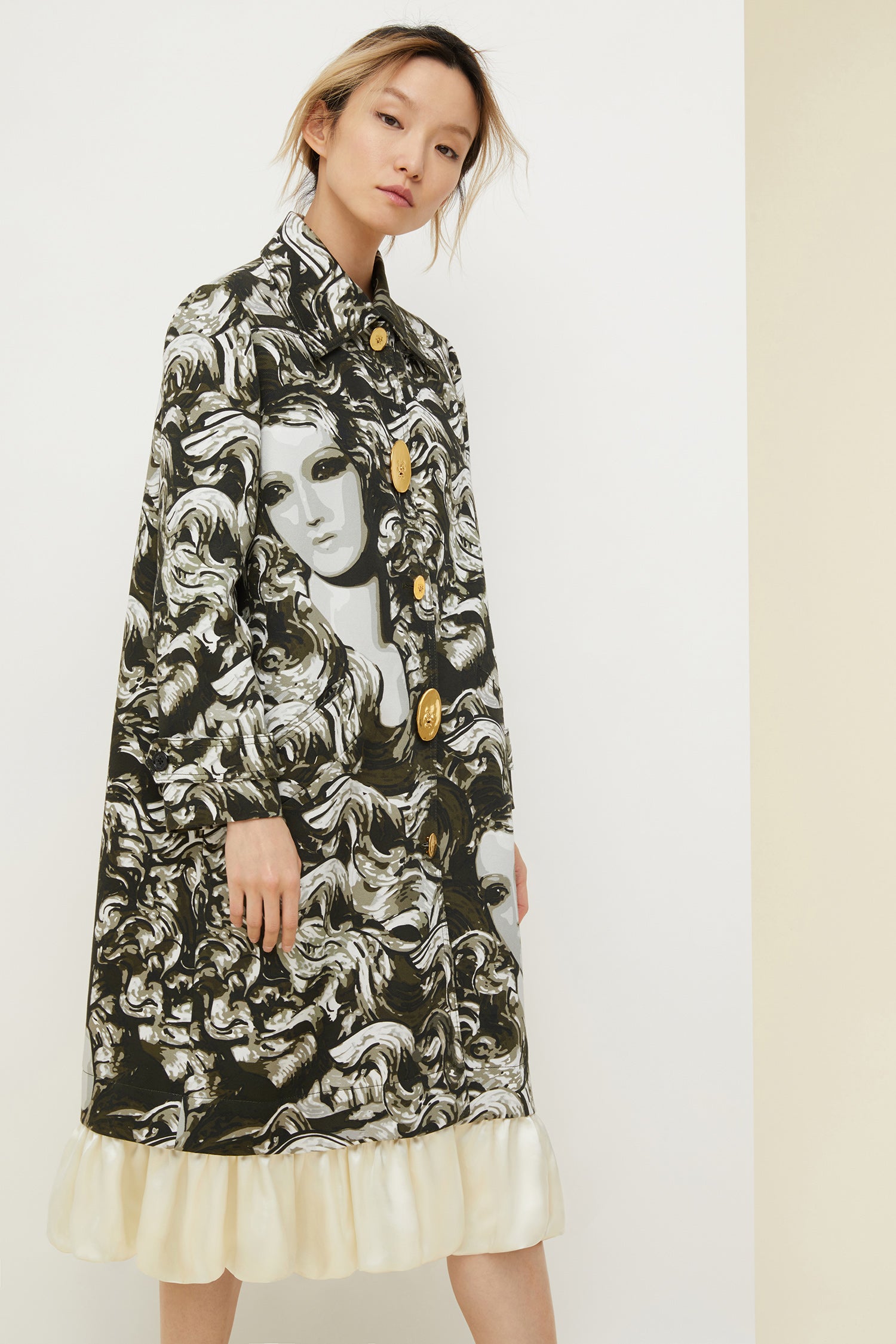 Patou - Cappotto in gabardine stampata con orlo a balza - Ondines Print - No balze? No grazie!Cappotto in gabardine di cotone. Stampa &amp;quot;Ondines&amp;quot; ispirazione sirena che riprende i codici del mimetico. Silhouette dritta, maniche raglan. Chiusura con bottoni. Due tasche laterali. Cinturini abbottonati ai polsi. Balza rimovibile sull&amp;#39;orlo.