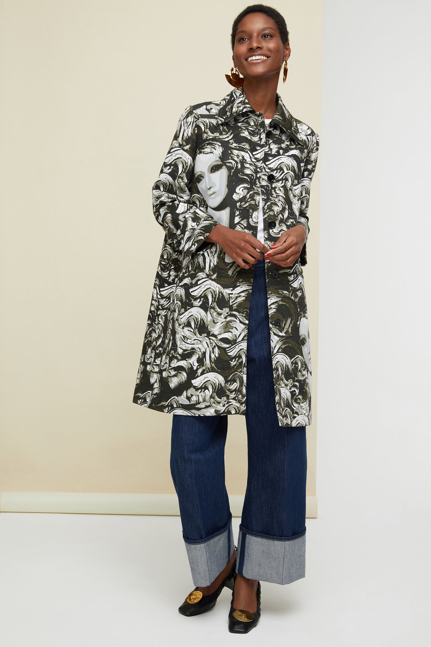 Patou - Cappotto in gabardine stampata con orlo a balza - Ondines Print - No balze? No grazie!Cappotto in gabardine di cotone. Stampa &amp;quot;Ondines&amp;quot; ispirazione sirena che riprende i codici del mimetico. Silhouette dritta, maniche raglan. Chiusura con bottoni. Due tasche laterali. Cinturini abbottonati ai polsi. Balza rimovibile sull&amp;#39;orlo.