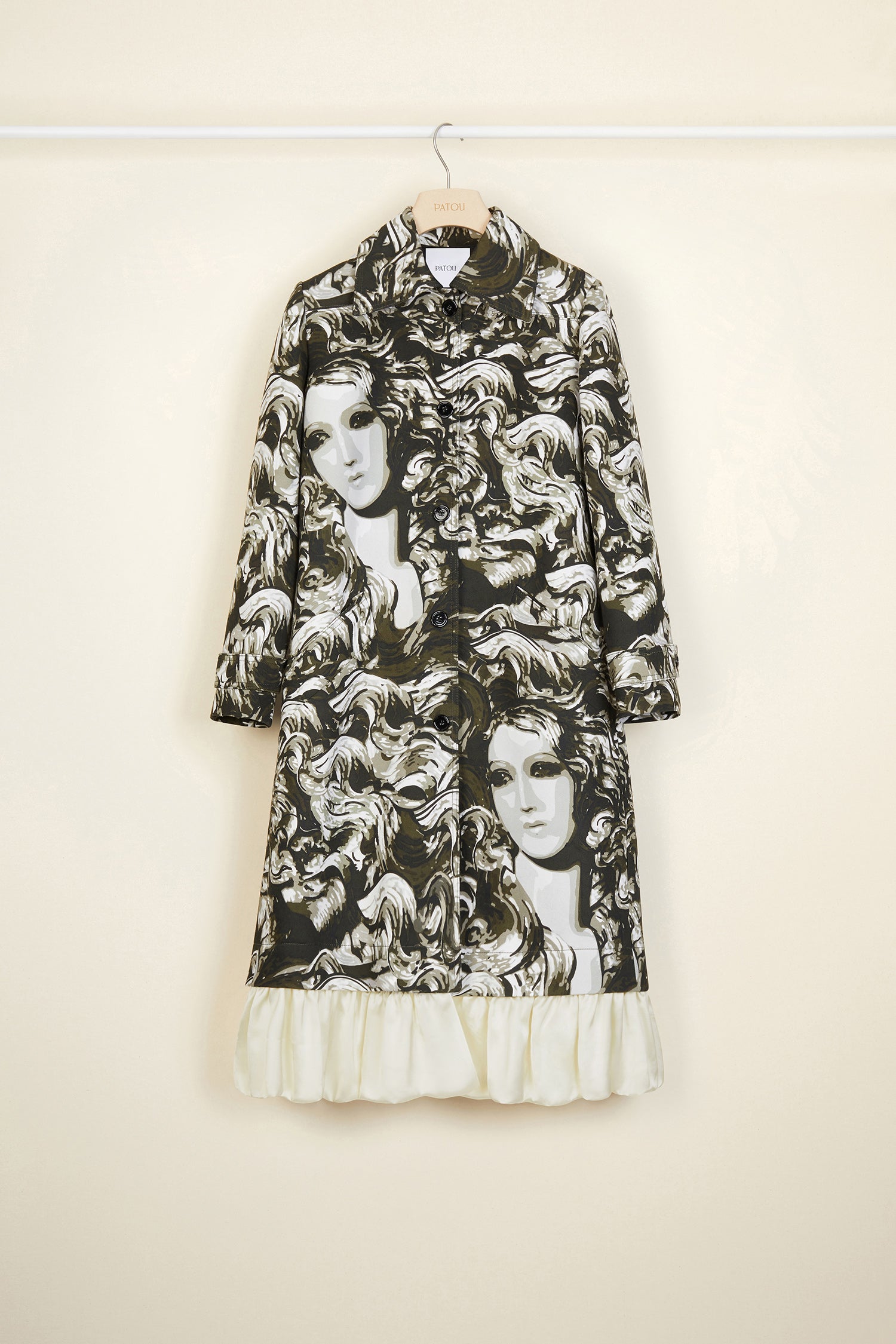 Patou - Cappotto in gabardine stampata con orlo a balza - Ondines Print - No balze? No grazie!Cappotto in gabardine di cotone. Stampa &amp;quot;Ondines&amp;quot; ispirazione sirena che riprende i codici del mimetico. Silhouette dritta, maniche raglan. Chiusura con bottoni. Due tasche laterali. Cinturini abbottonati ai polsi. Balza rimovibile sull&amp;#39;orlo.