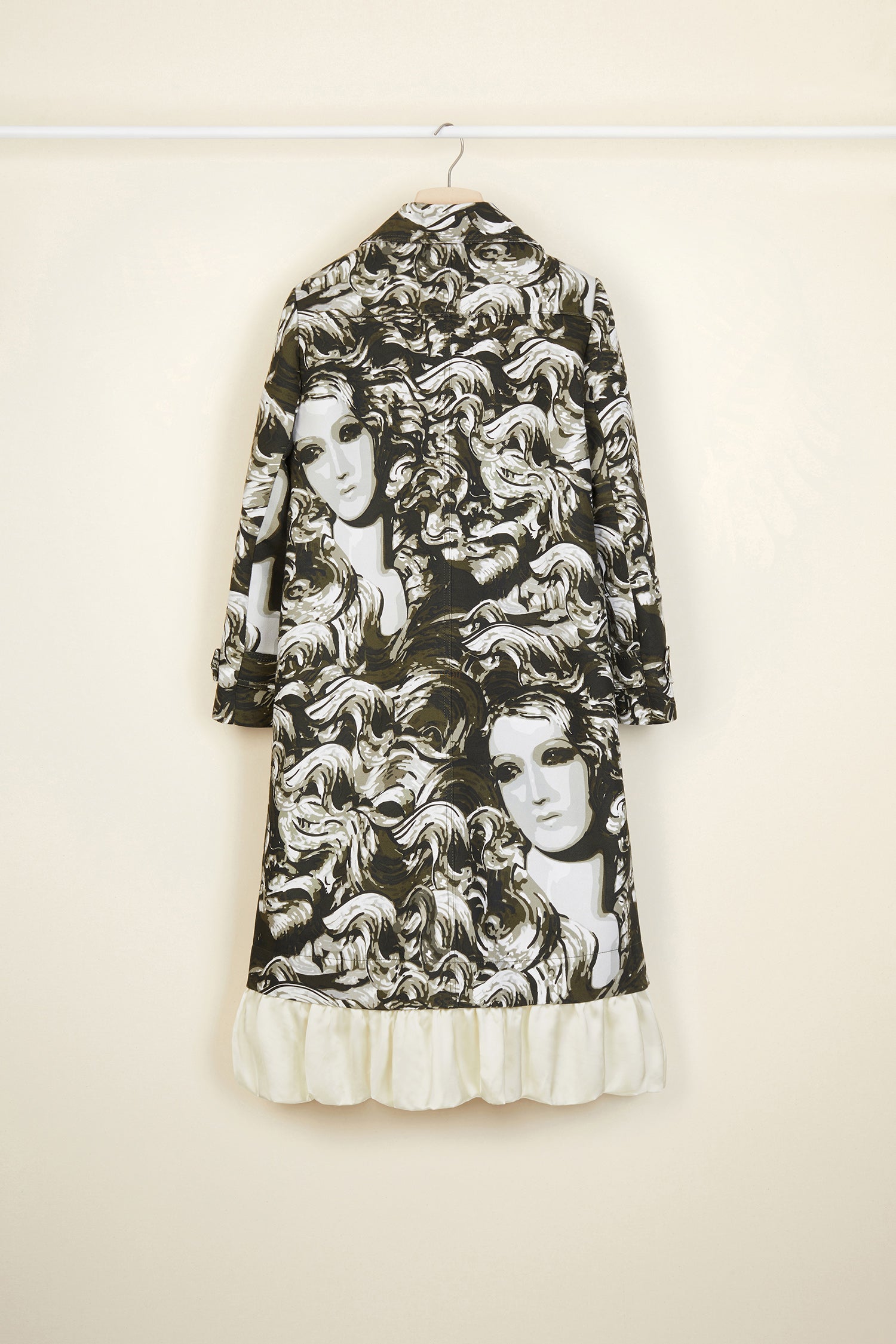 Patou - Cappotto in gabardine stampata con orlo a balza - Ondines Print - No balze? No grazie!Cappotto in gabardine di cotone. Stampa &amp;quot;Ondines&amp;quot; ispirazione sirena che riprende i codici del mimetico. Silhouette dritta, maniche raglan. Chiusura con bottoni. Due tasche laterali. Cinturini abbottonati ai polsi. Balza rimovibile sull&amp;#39;orlo.